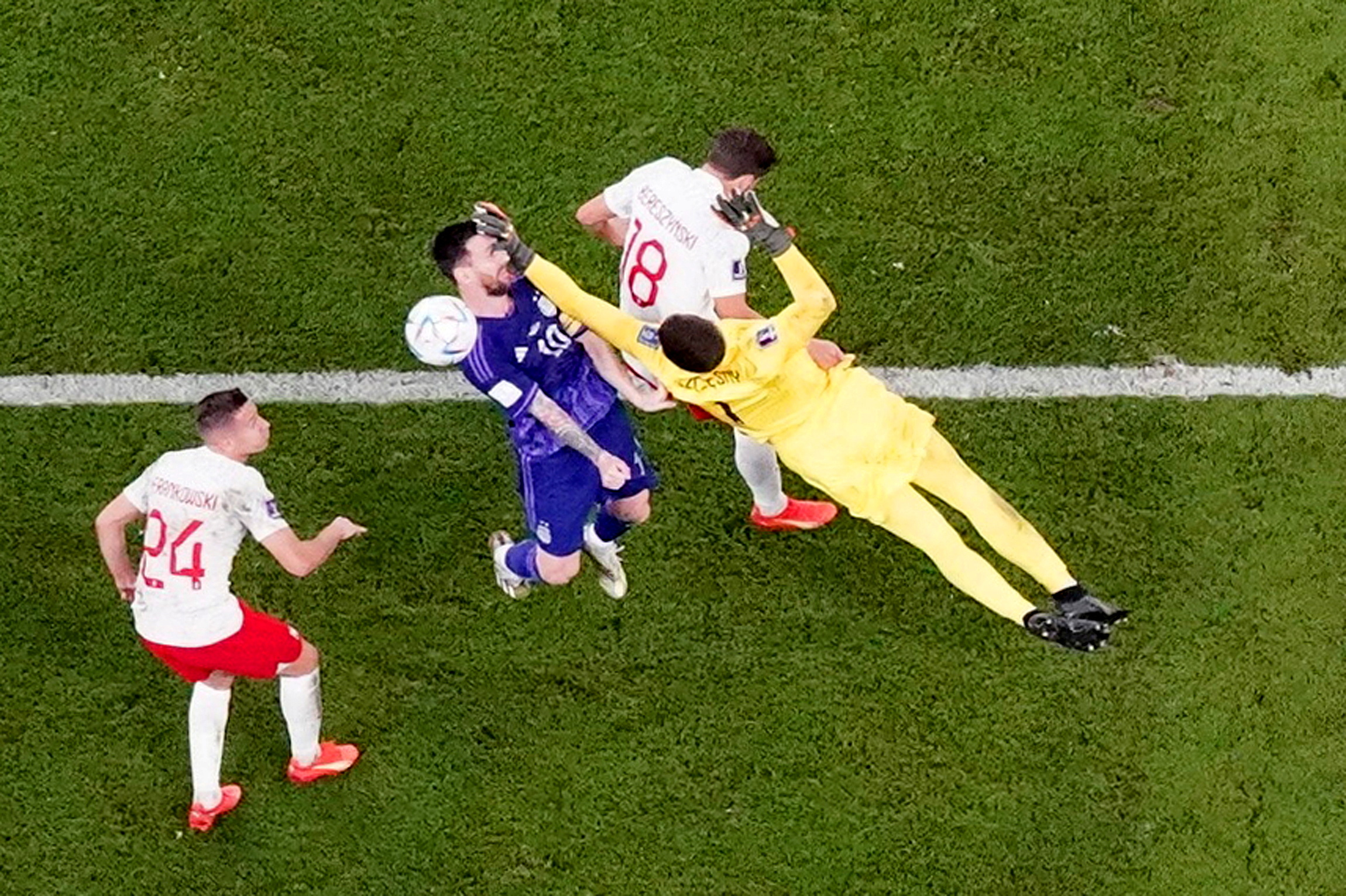 La jugada del penal: Wojciech Szczesny voló y como no lo vio a Lionel Messi lo golpeó (REUTERS/Dylan Martínez)