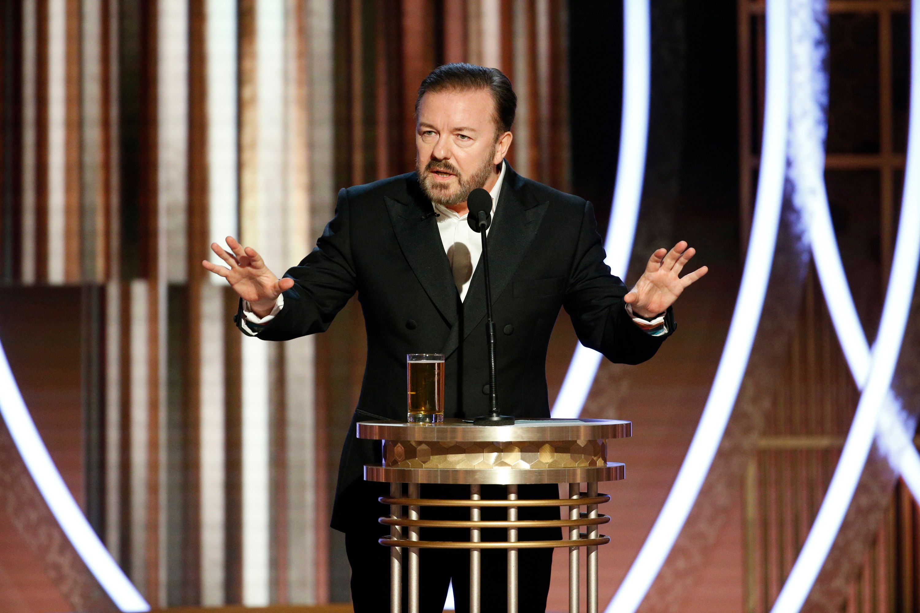 Ricky Gervais en los Golden Globe. Les recomendó a los eventuales ganadores que evitaran las largas declamaciones políticas: "agradezcanle a su agente y a su Dios y ¡desaparezcan!" Paul Drinkwater/NBCUniversal/Handout via REUTERS