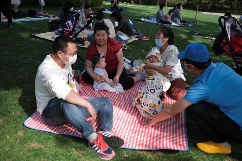 Picnic en el Parque del Sol de Beijing durante el Día del Trabajo. Los empleados chinos quieren que se reduzca la jornada laboral para estar más tiempo con sus familias. REUTERS/Carlos Garcia Rawlins