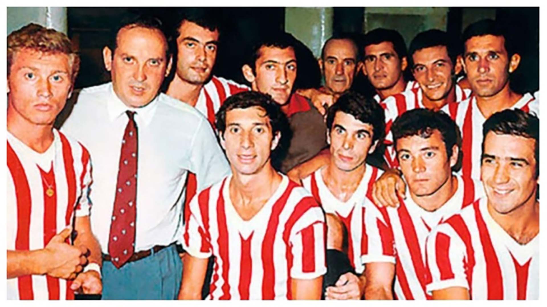 Icónica foto del Estudiantes de La Plata campeón Intercontinental en 1968, dirigido por Osvaldo Zubeldía. Aparecen los jóvenes Bilardo, a su izquierda Raúl Madero (médico en la Selección en los años del Doctor) y en el extremo derecho, Pachamé