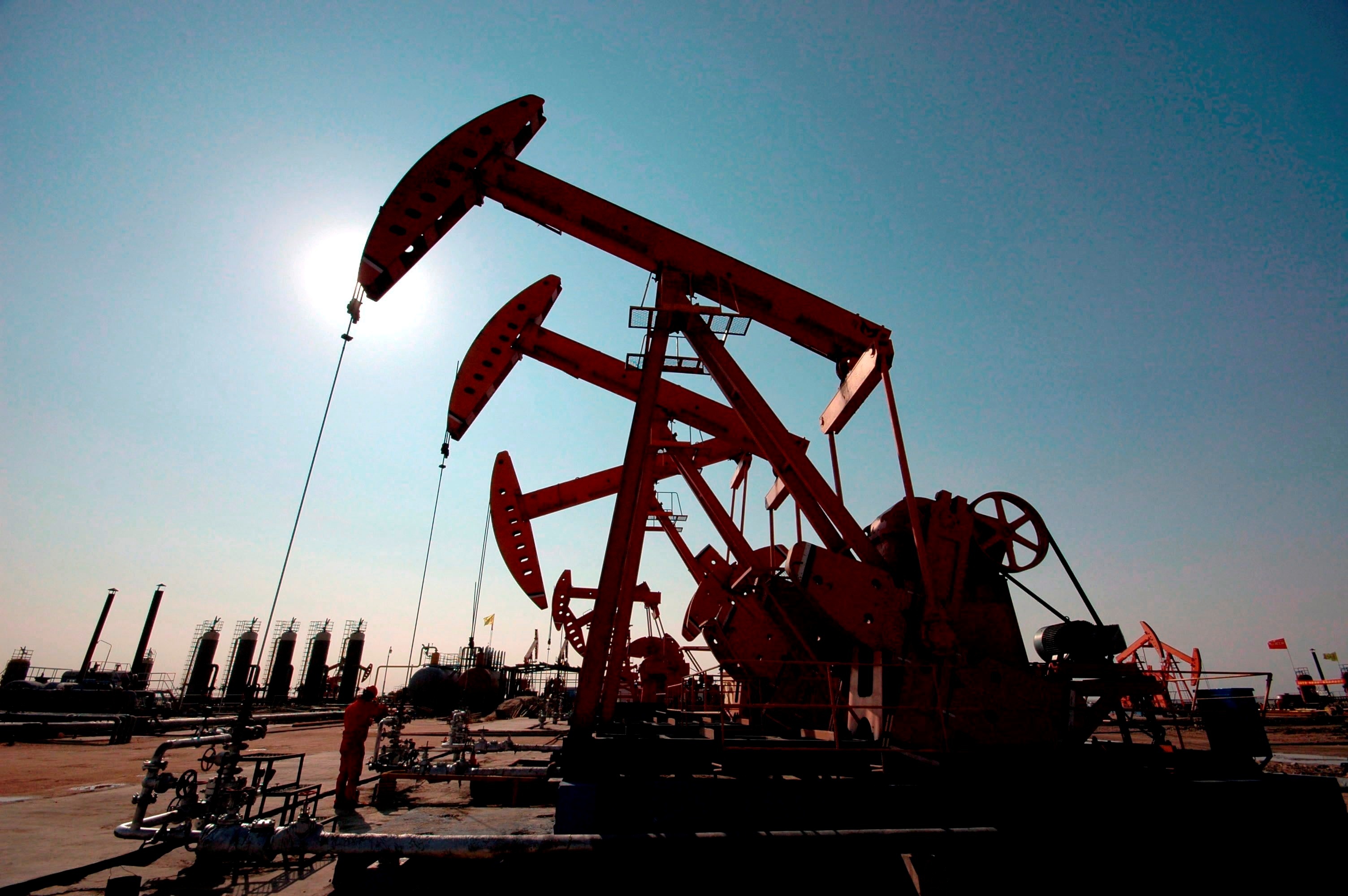 El petróleo escala a máximos en más de 13 años y se acerca al récord
