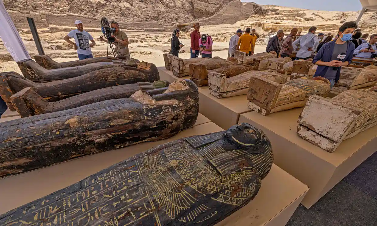 En mayo de 2022 se anunció en Egipto el hallazgo de ataúdes de madera pintada intactos en pozos funerarios que contenían momias, amuletos y cajas de madera (Khaled Desouki/AFP/Getty Images)