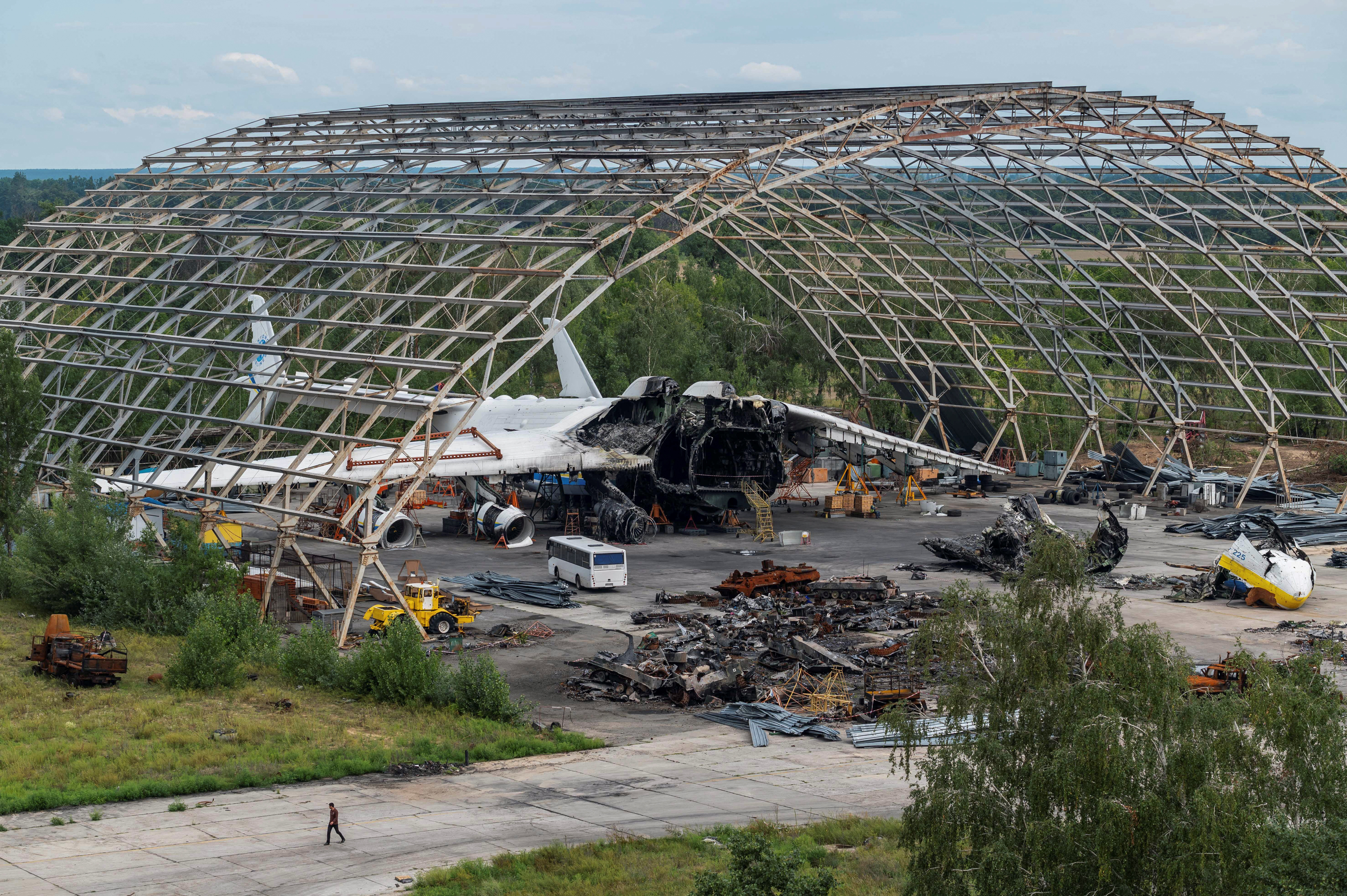 El avión fue destruido luego de una batalla de helicópteros cuando se encontraba en su hangar en el aeropuerto de Hostomel. (REUTERS/Viacheslav Ratynskyi)