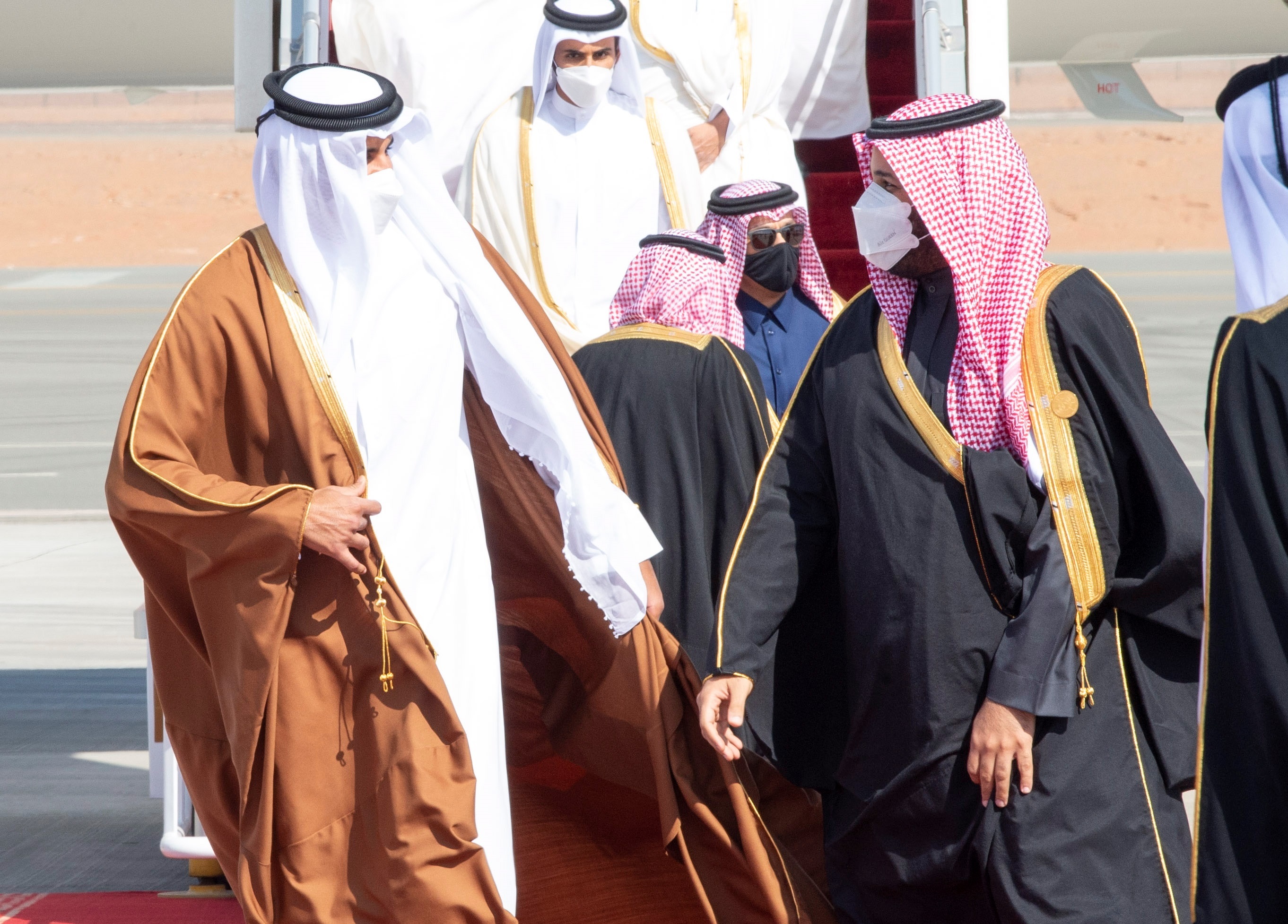 Foto de archivo: El príncipe heredero de Arabia Saudita, Mohamed bin Salman da la bienvenida al emir de Qatar, Tamim bin Hamad al Zani, antes de una cumbre del Consejo de Cooperación del Golfo (CCG) en enero de 2021 (Foto: EFE)
