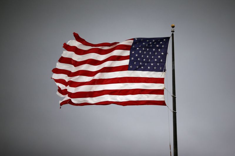 FOTO DE ARQUIVO: Nuvens de tempestade pairam sobre uma bandeira americana em Convent, Louisiana, EUA, 11 de junho de 2018. Imagem tirada em 11 de junho de 2018. REUTERS/Jonathan Bachman - RC1C22927710