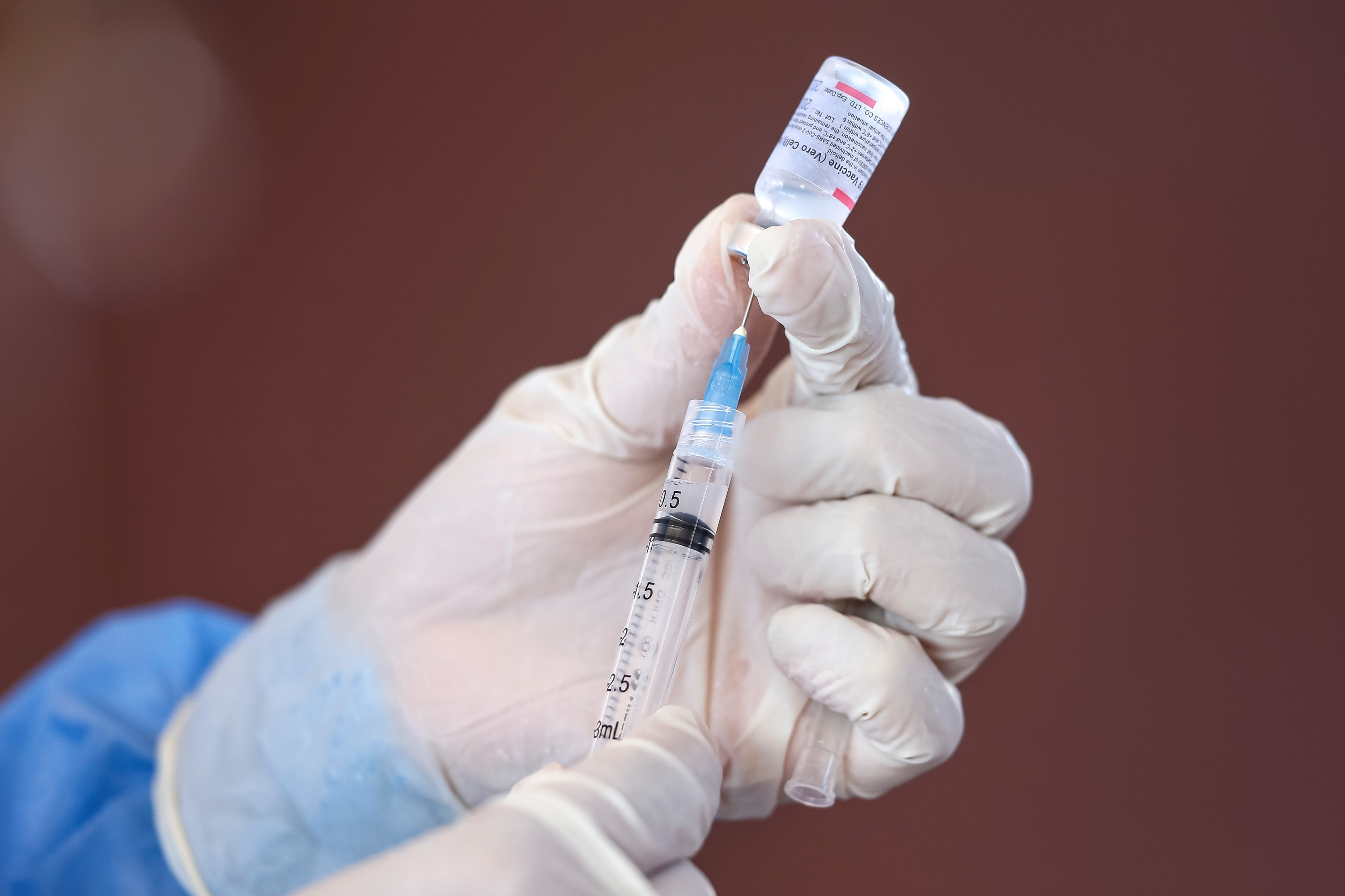 Para prevenir el contagio del COVID-19 hay varias vacunas disponibles, al igual que contra la gripe y el sarampión (Efe) 