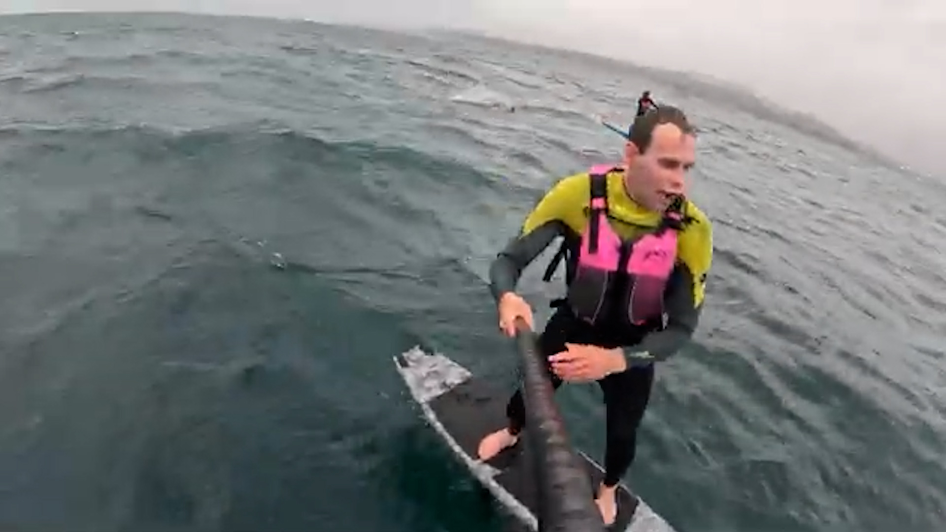 El dram&aacute;tico video que muestra c&oacute;mo dos surfistas fueron perseguidos por un tibur&oacute;n blanco: 