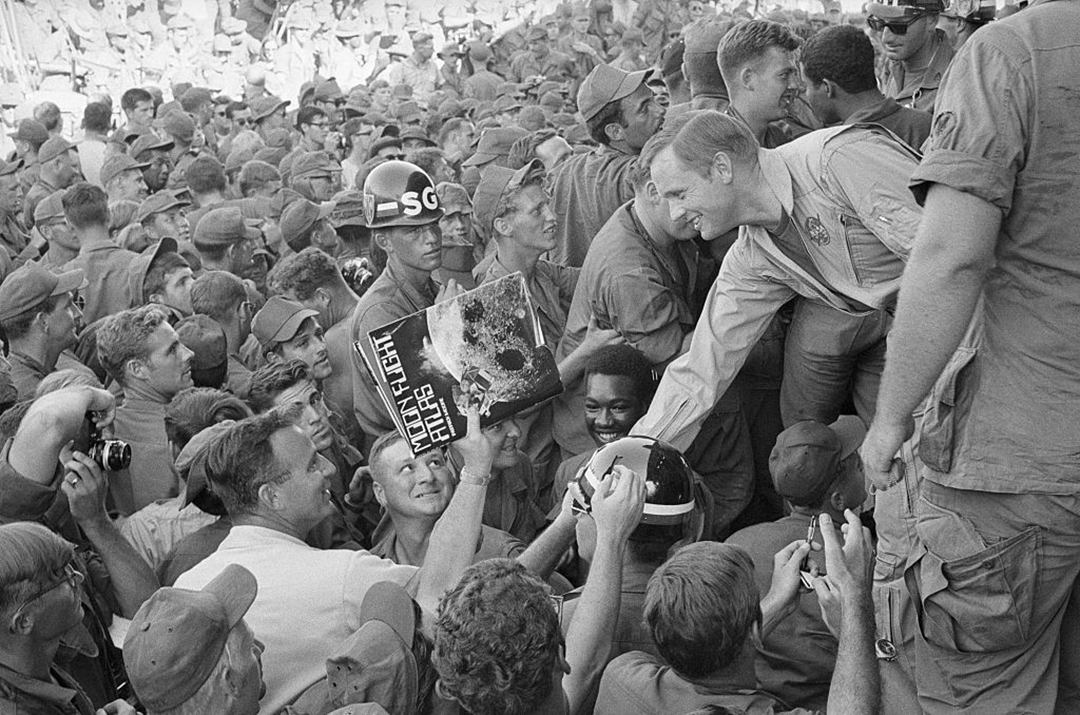 Armstrong visitó las tropas americanas desplegadas en Vietnam, viajó a la Unión Soviética y estrechó la mano de su máxima autoridad, Aleksei Kosygin, fue honrado como lo que era, un gran héroe (Getty Images)