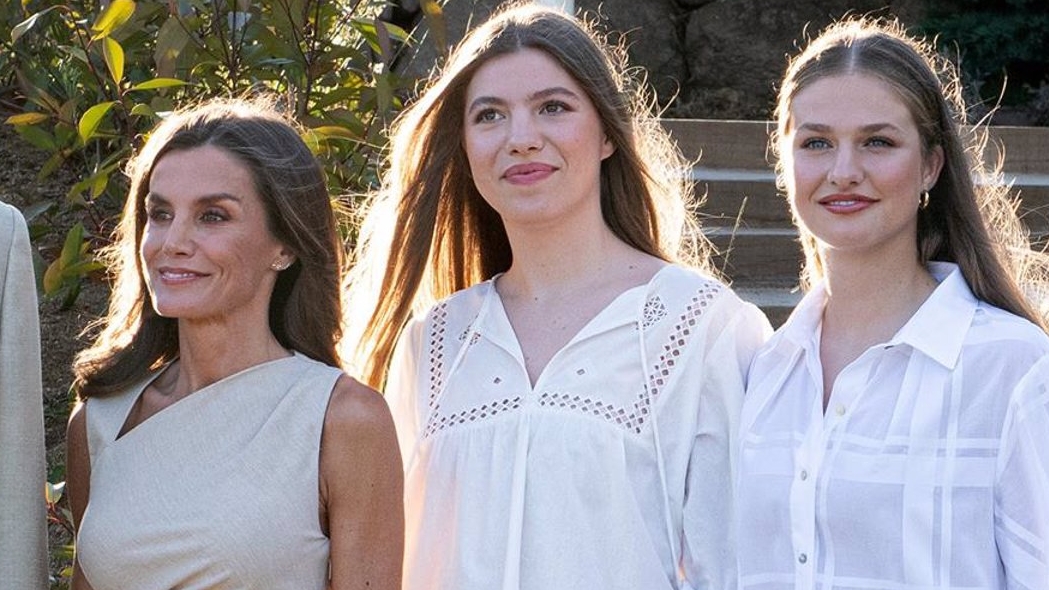 El reencuentro privado y exprés de la reina Letizia con sus hijas, la princesa Leonor y la infanta Sofía, en París - Infobae