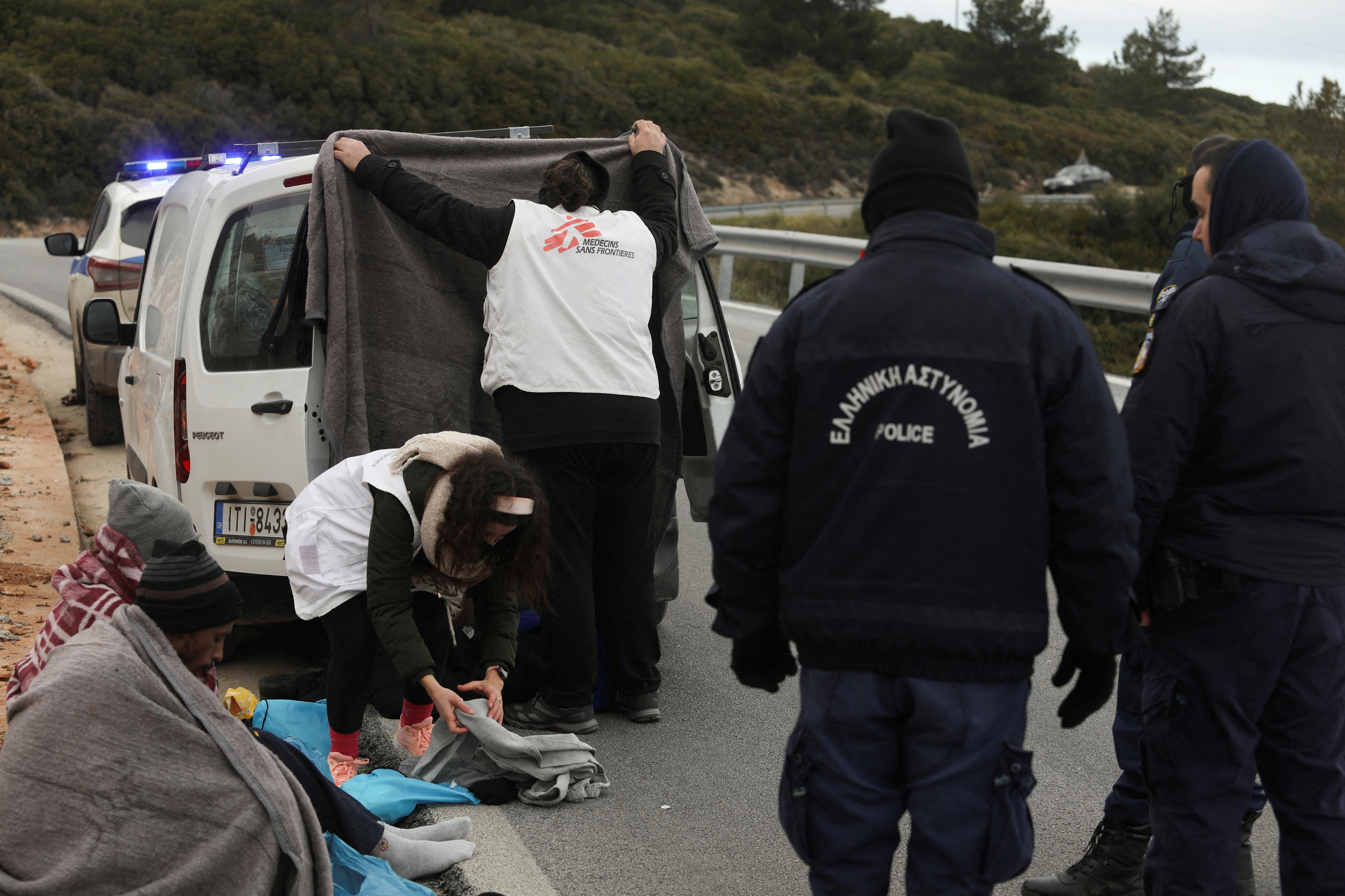 Migrantes que sobrevivieron a un naufragio son asistidos por trabajadores humanitarios, cerca de Thermi, en la isla de Lesbos, Grecia, 7 de febrero de 2023. REUTERS/Elias Marcou/Archivo