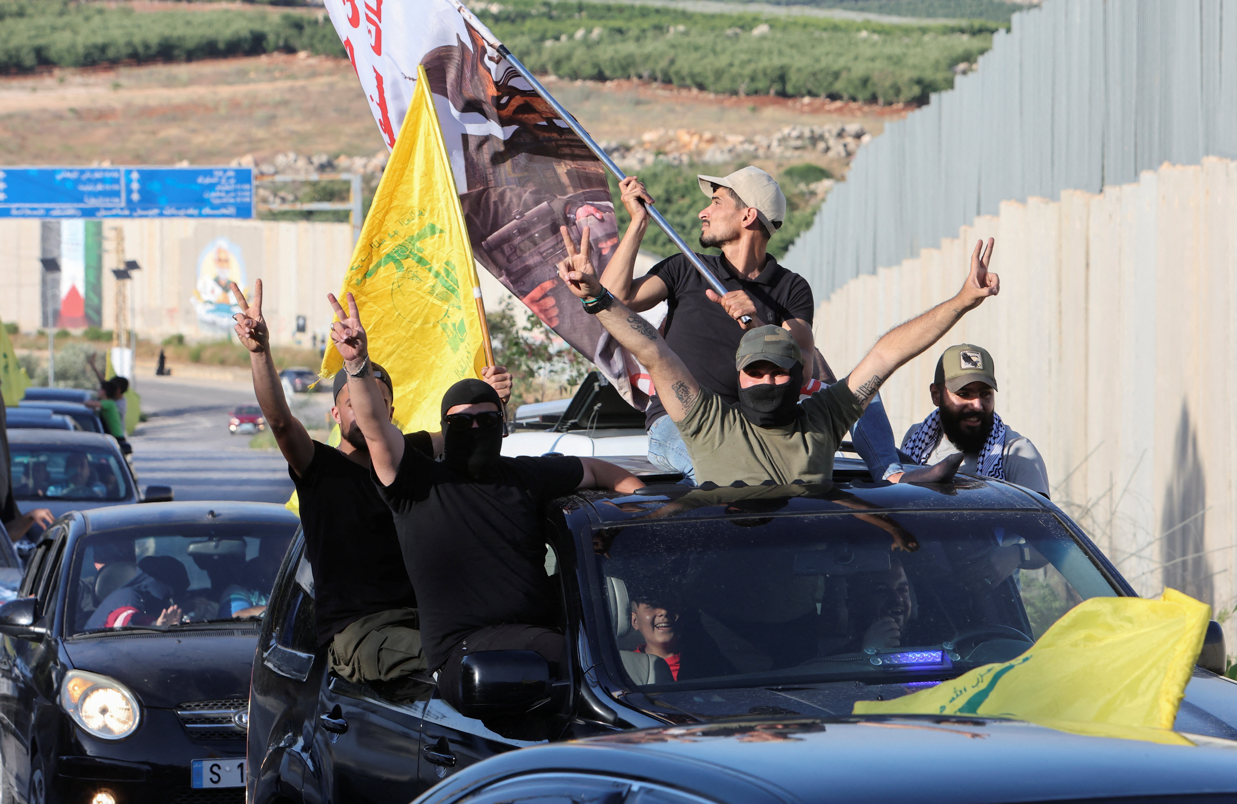 Terroristas de Hezbollah recorren las calles de Kfar Kila, un pueblo del Líbano cercano a la frontera con Israel