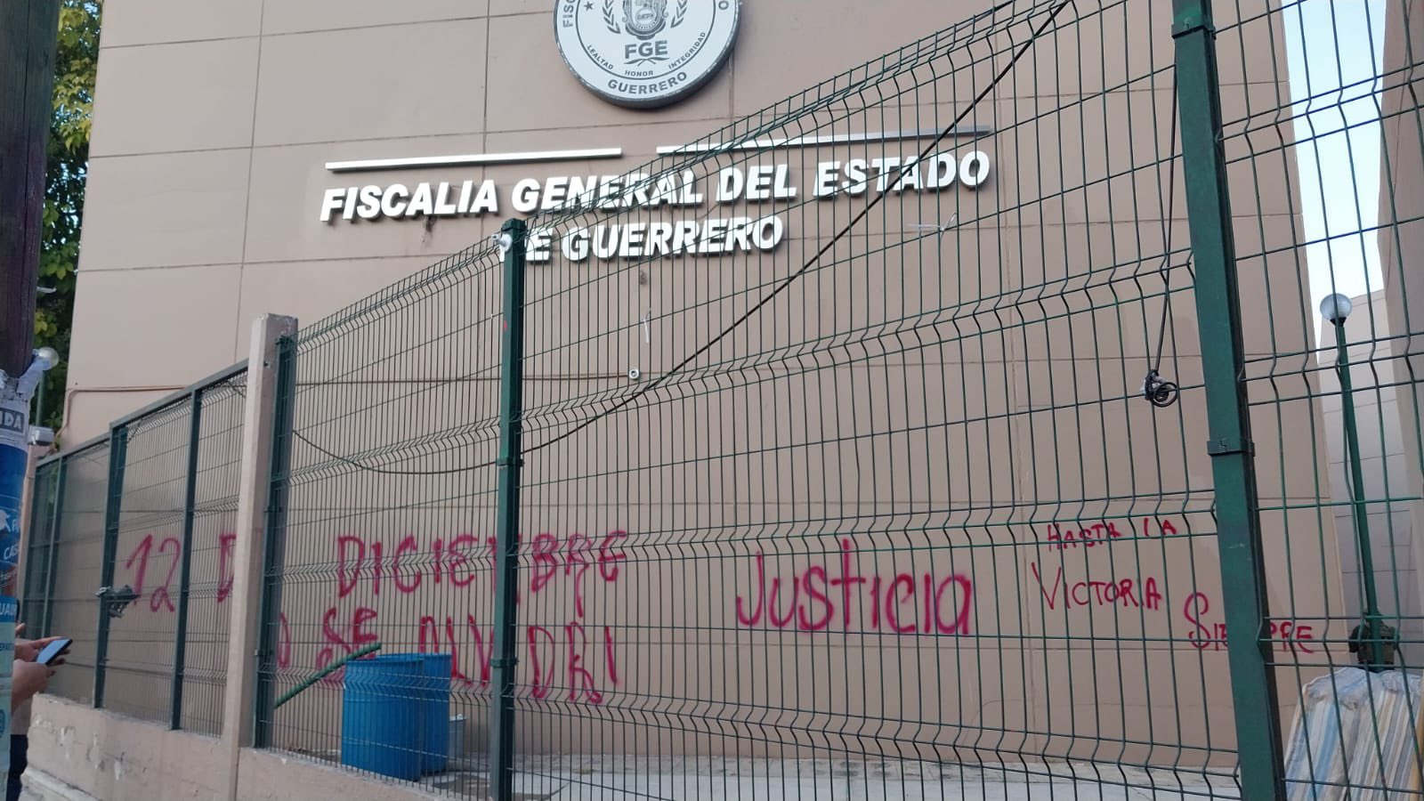 Estudiantes de Ayotzinapa vandalizaron Fiscalía de Guerrero; pidieron aclarar el asesinato de dos normalistas hace 11 años