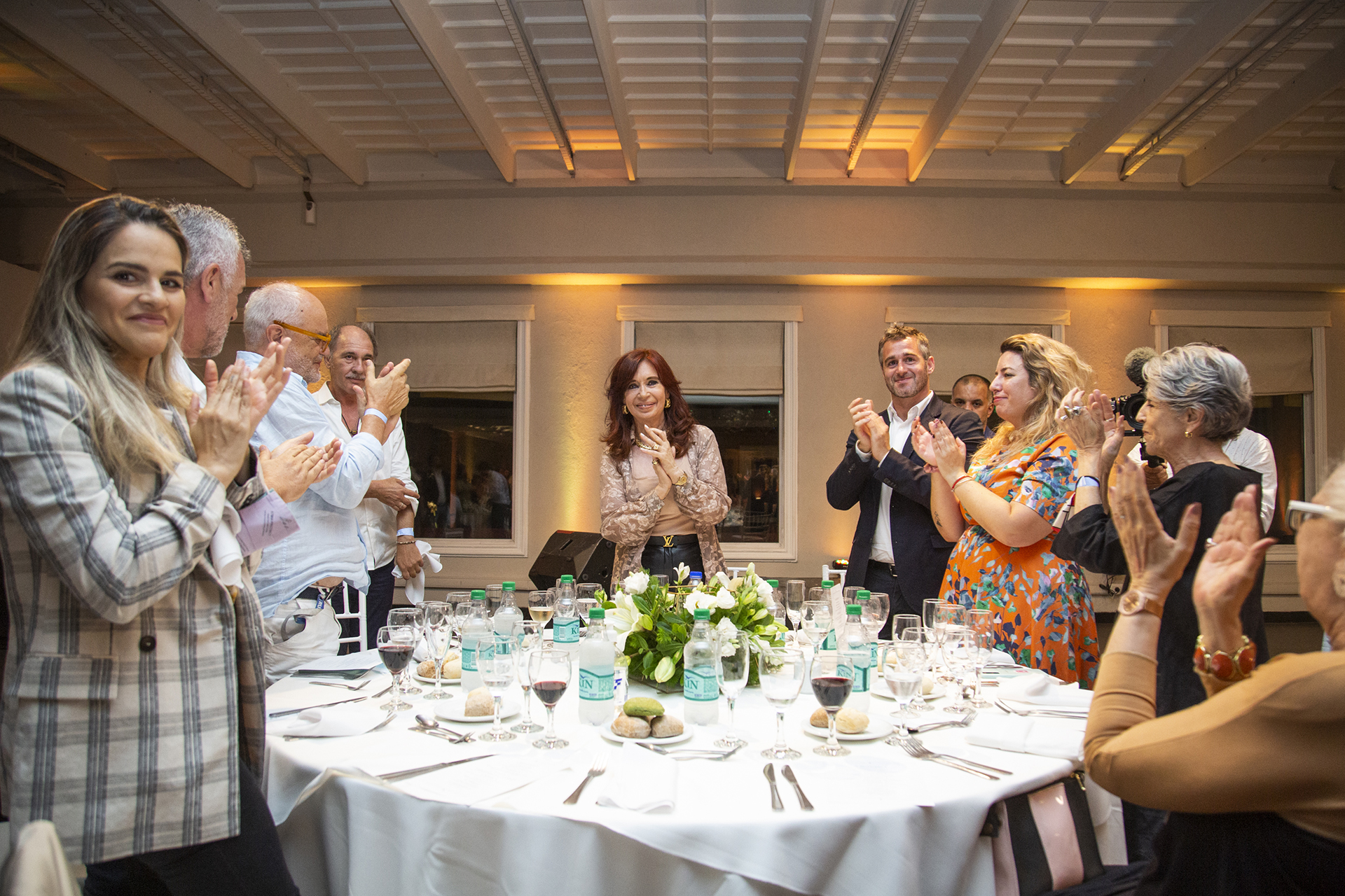 En la mesa principal, estuvieron además de Cristina Kirchner y el intendente Achával, Juan Leyrado, Cristina Banegas, Susana Rinaldi, Dady Brieva y su esposa, Mariela Anchipi.