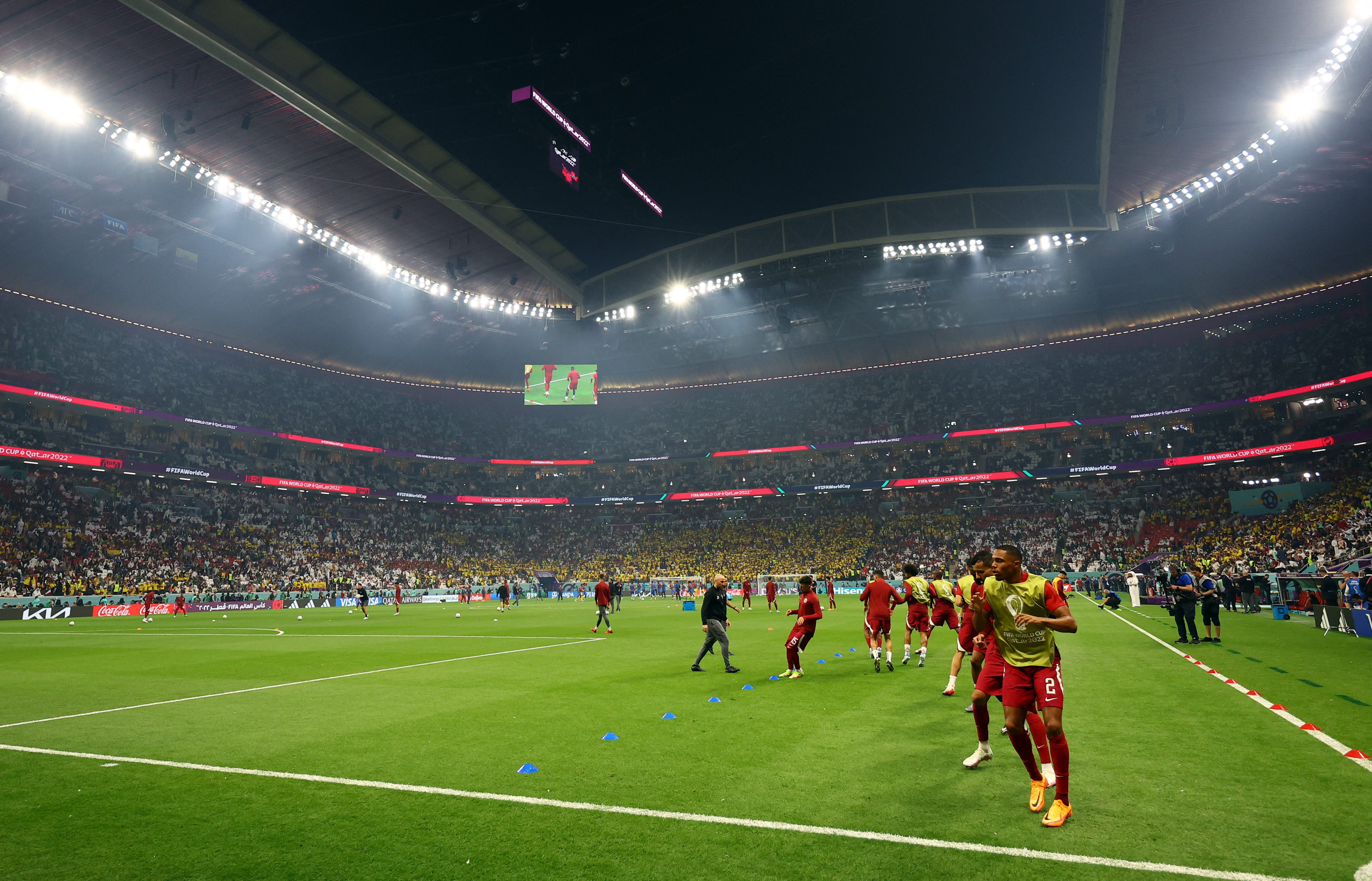 Los futbolistas comenzaron a calentar para disputar el primer duelo del Mundial (Reuters)