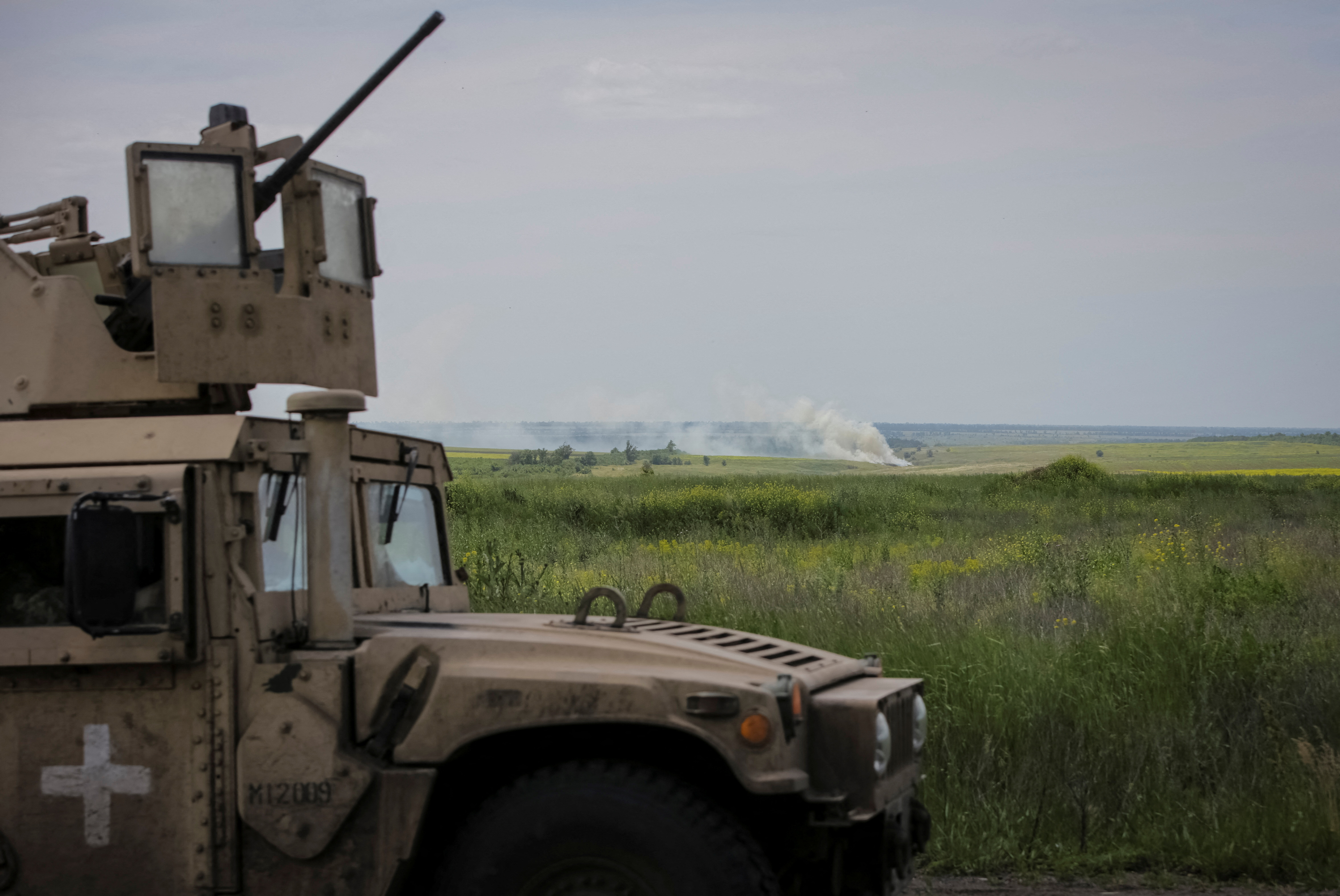 Un vehículo militar en la línea del frente cerca de Neskuchne 
 (REUTERS/Oleksandr Ratushniak)
