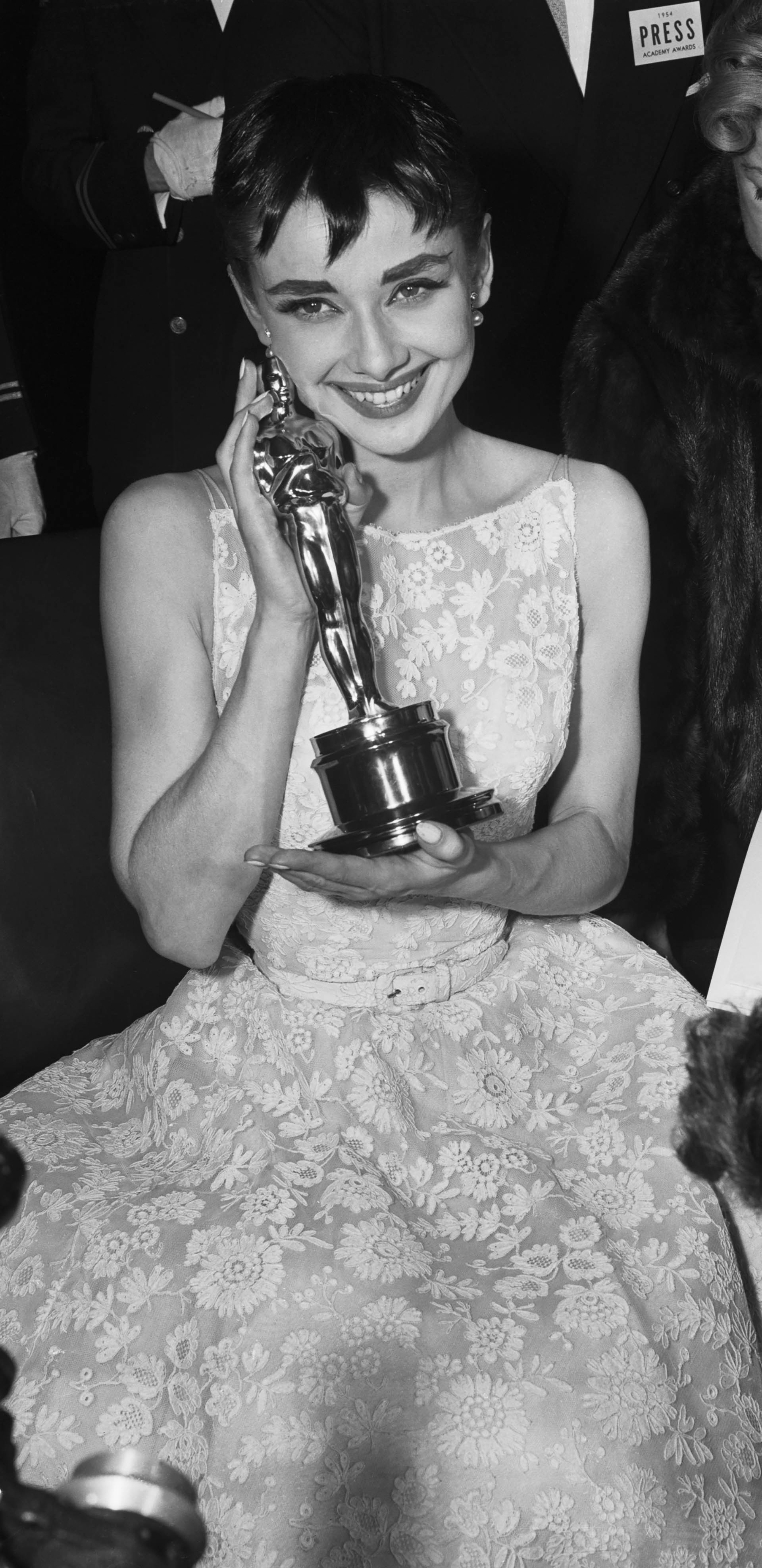 La noche de los Oscar de 1954 fue un gran momento para Audrey Hepburn: no sólo ganó el premio a la Mejor Actriz por su papel en Vacaciones en Roma, sino que su vestido Givenchy hecho a medida marcó el comienzo de una nueva era en la moda