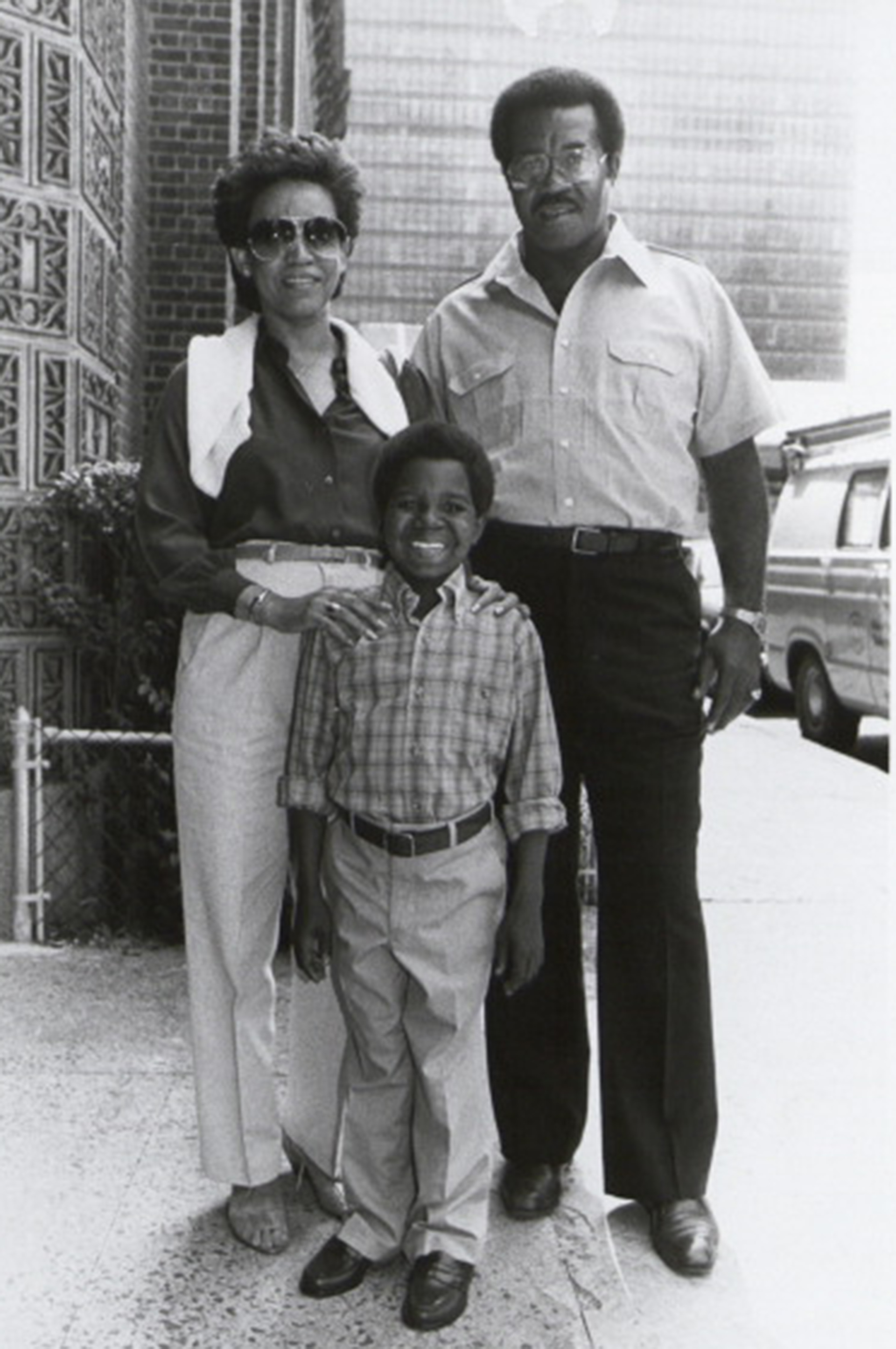 Gary Coleman con sus padres, cuando ni sospechaba que le habían robado dinero (Getty)