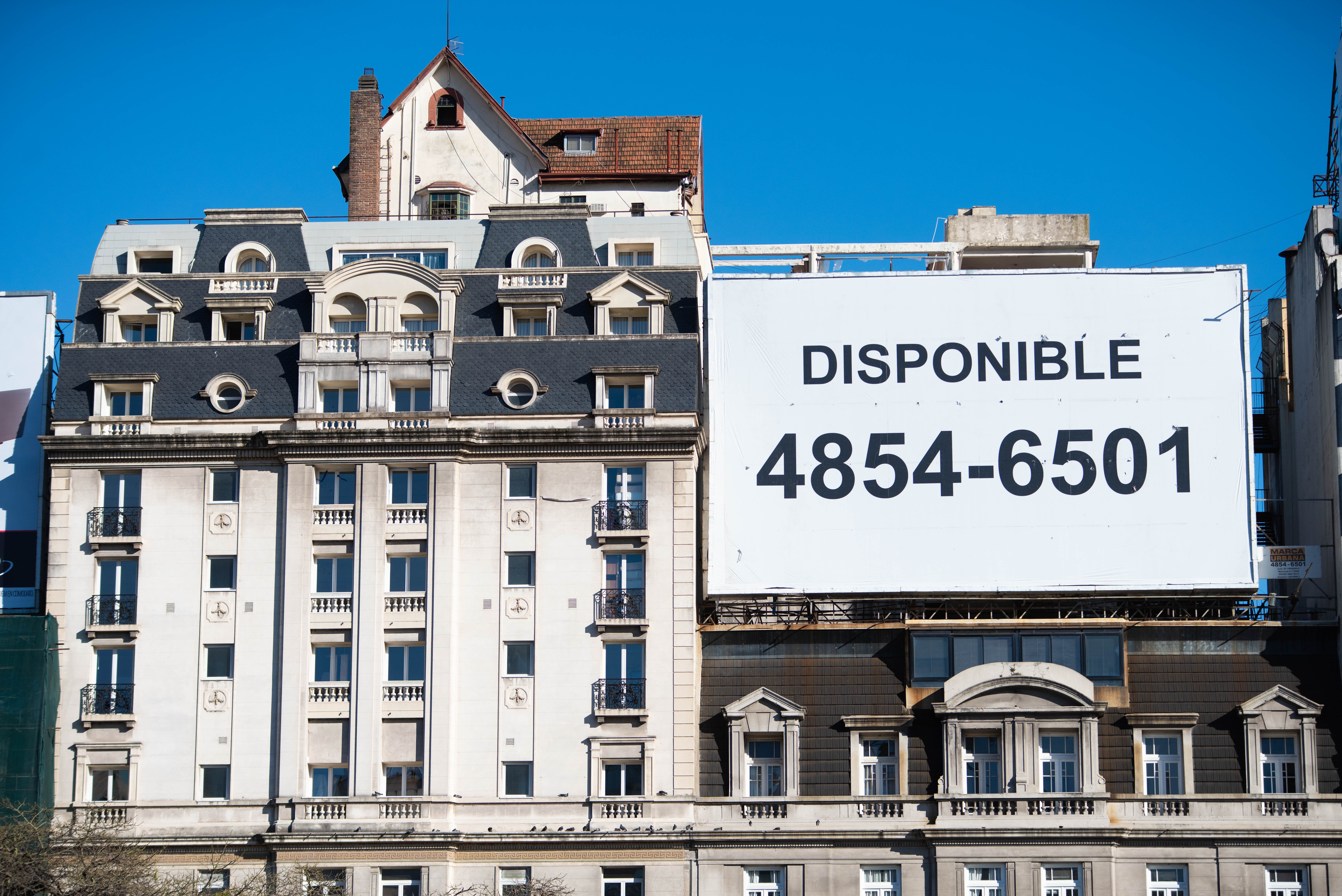 Efecto cuarentena: carteles de publicidad vacíos