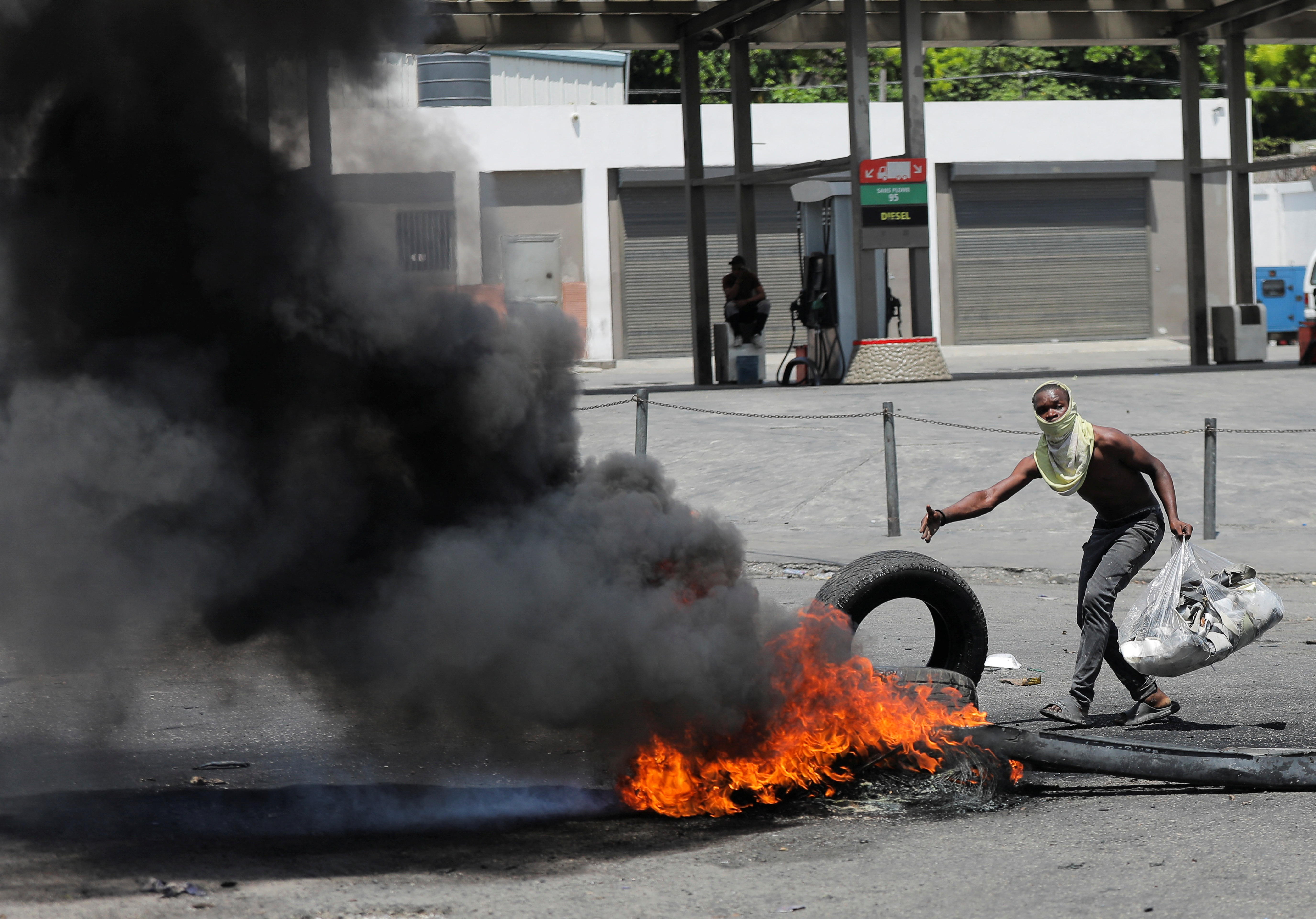 Una barricada en llamas durante las protestas por el aumento de los precios del combustible y la delincuencia, en Puerto Príncipe, Haití, el 14 de septiembre de 2022 (REUTERS/Ralph Tedy Erol)