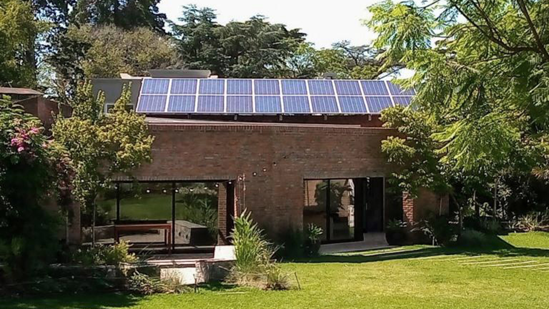 Los paneles solares y aislar las envolventes son claves para que una casa pase a ser eficiente térmicamente