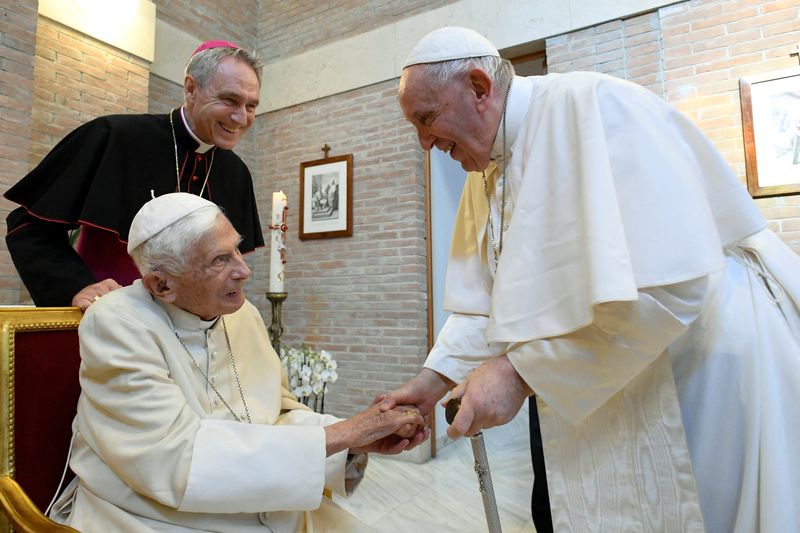 El asesor personal de Benedicto XVI revelará en un libro todos los secretos del difunto Papa y las tensiones en el Vaticano