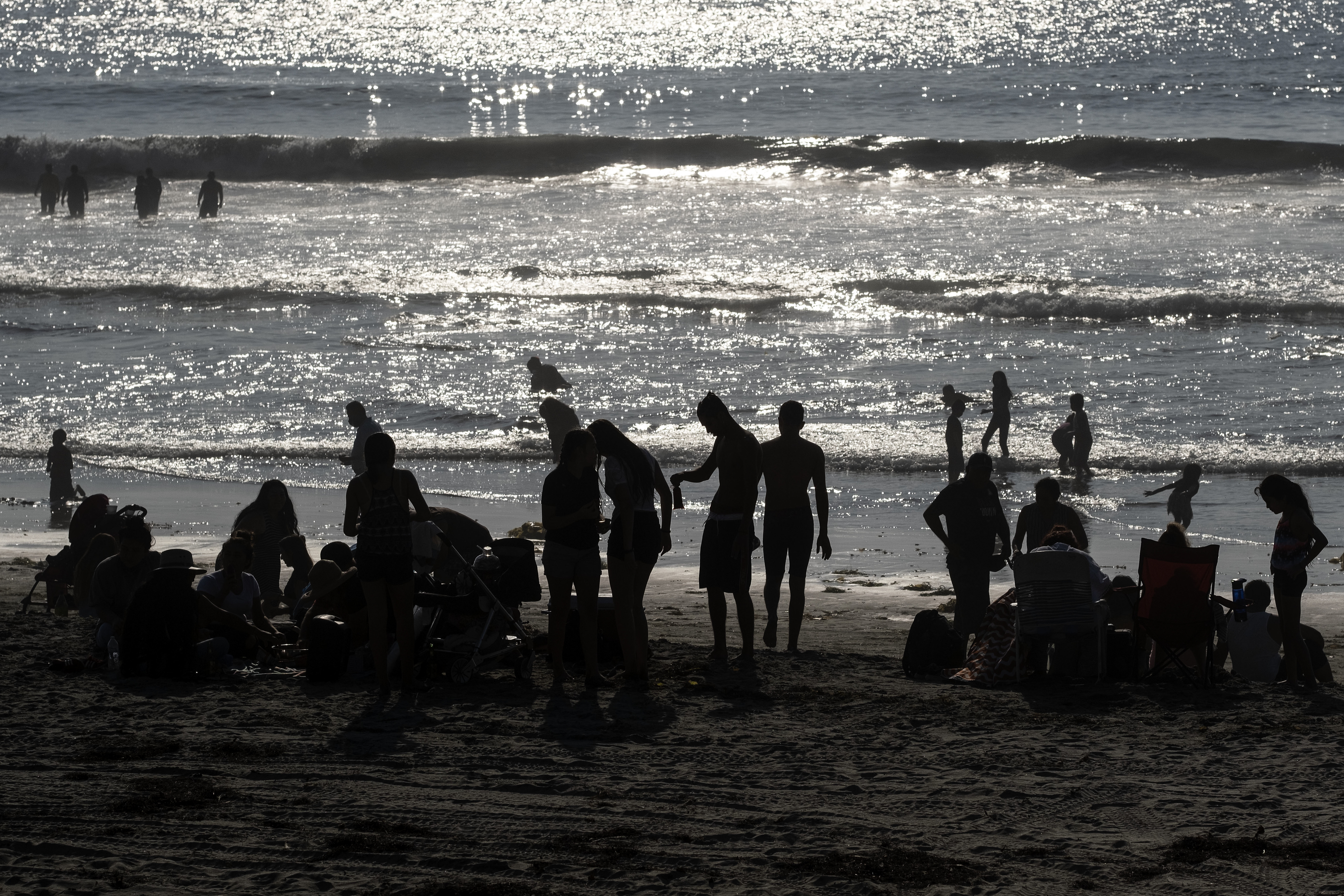 La gente se reúne en Playas de Tijuana cerca de la frontera entre Estados Unidos y México en Tijuana, estado de Baja California, México, el 3 de octubre de 2020, en medio de la pandemia del coronavirus COVID-19.