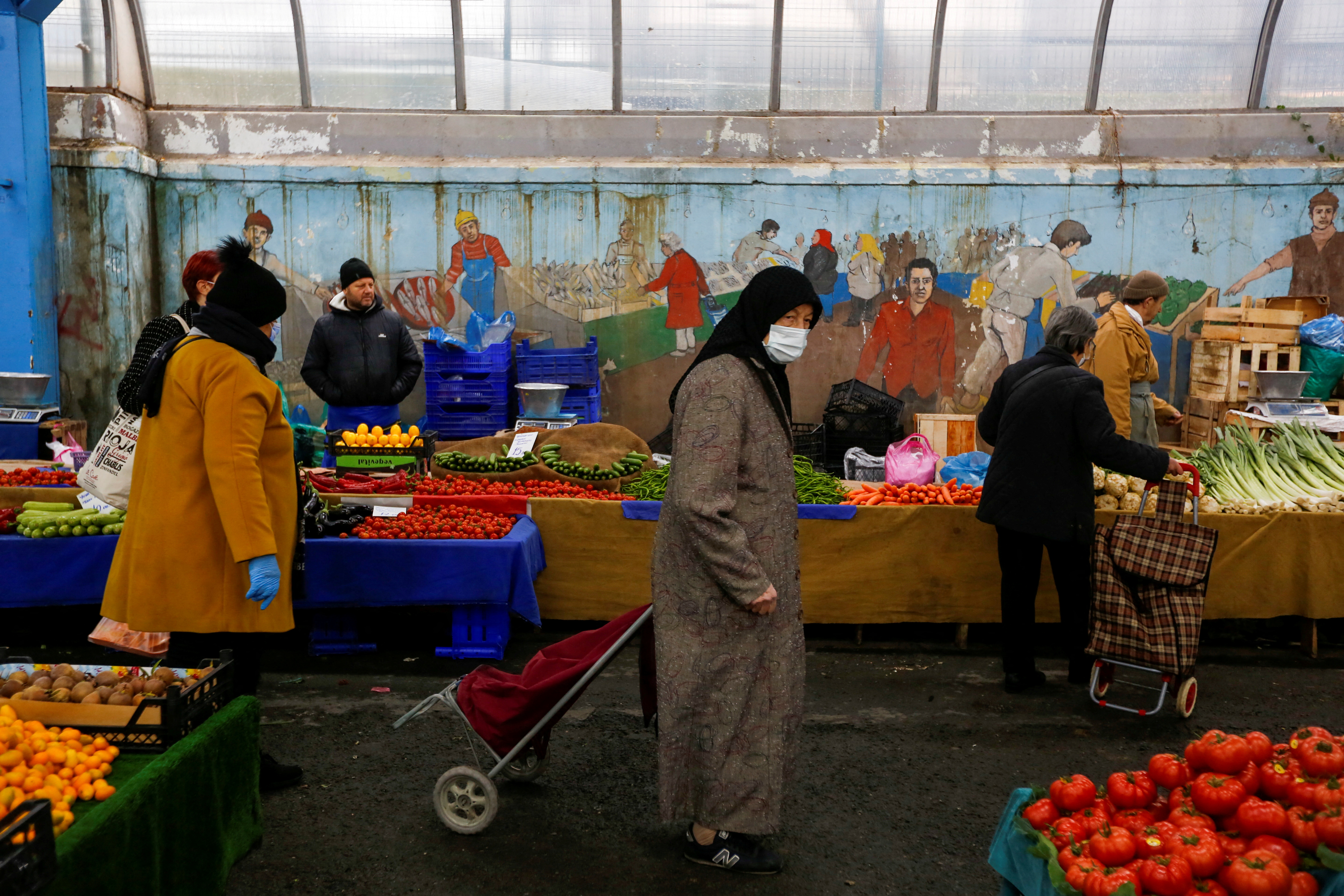La gente compra en un mercado de productos frescos en Estambul, Turquía. (REUTERS/Dilara Senkaya/archivo)