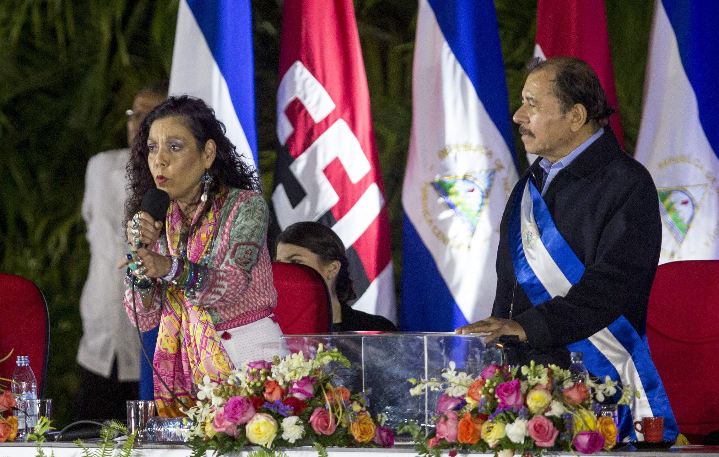 La vicepresidenta de Nicaragua, Rosario Murillo (i), junto a su esposo el presidente de Nicaragua, Daniel Ortega (d), en una fotografía de archivo. EFE/Jorge Torres.
