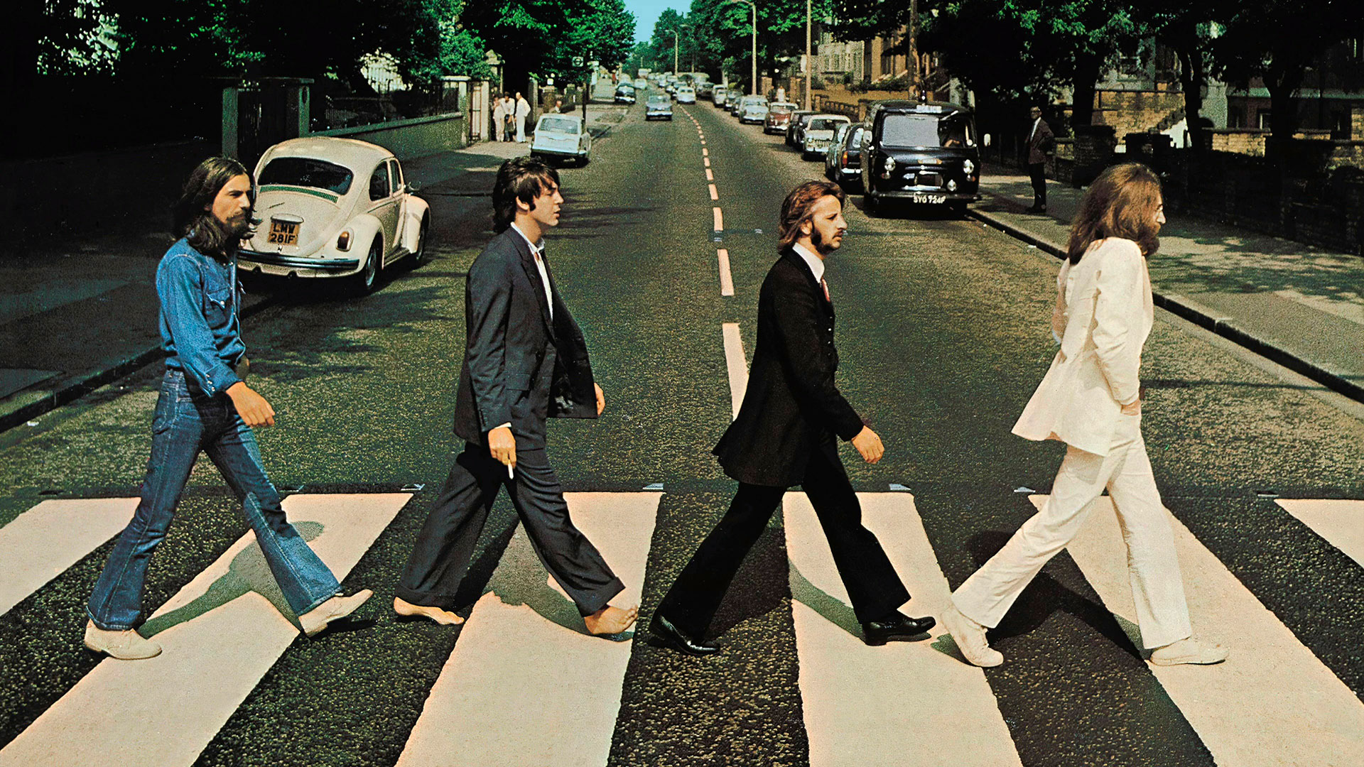 La tapa de Abbey Road, el último disco grabado por los Beatles, una obra maestra. Esta foto sería una de las mayores pruebas, según los que sostienen las teorías conspiranoicas, de la muerte de Paul. La chapa del auto y los pies descalzos del auto serían claves fundamentales para entender el mensaje
