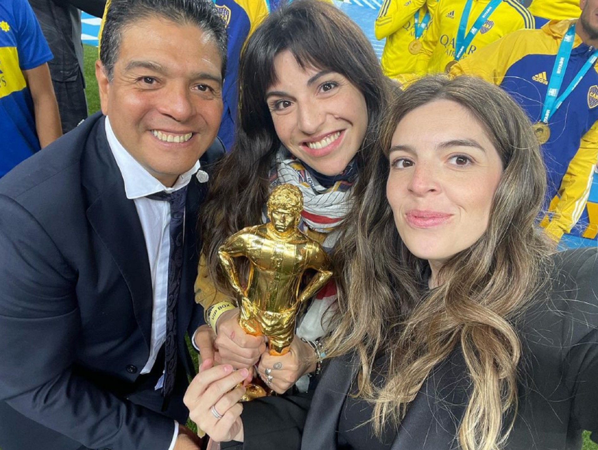 Dalma y Gianinna junto a su tío Lalo Maradona levantando la copa que ganó Boca (Instagram)