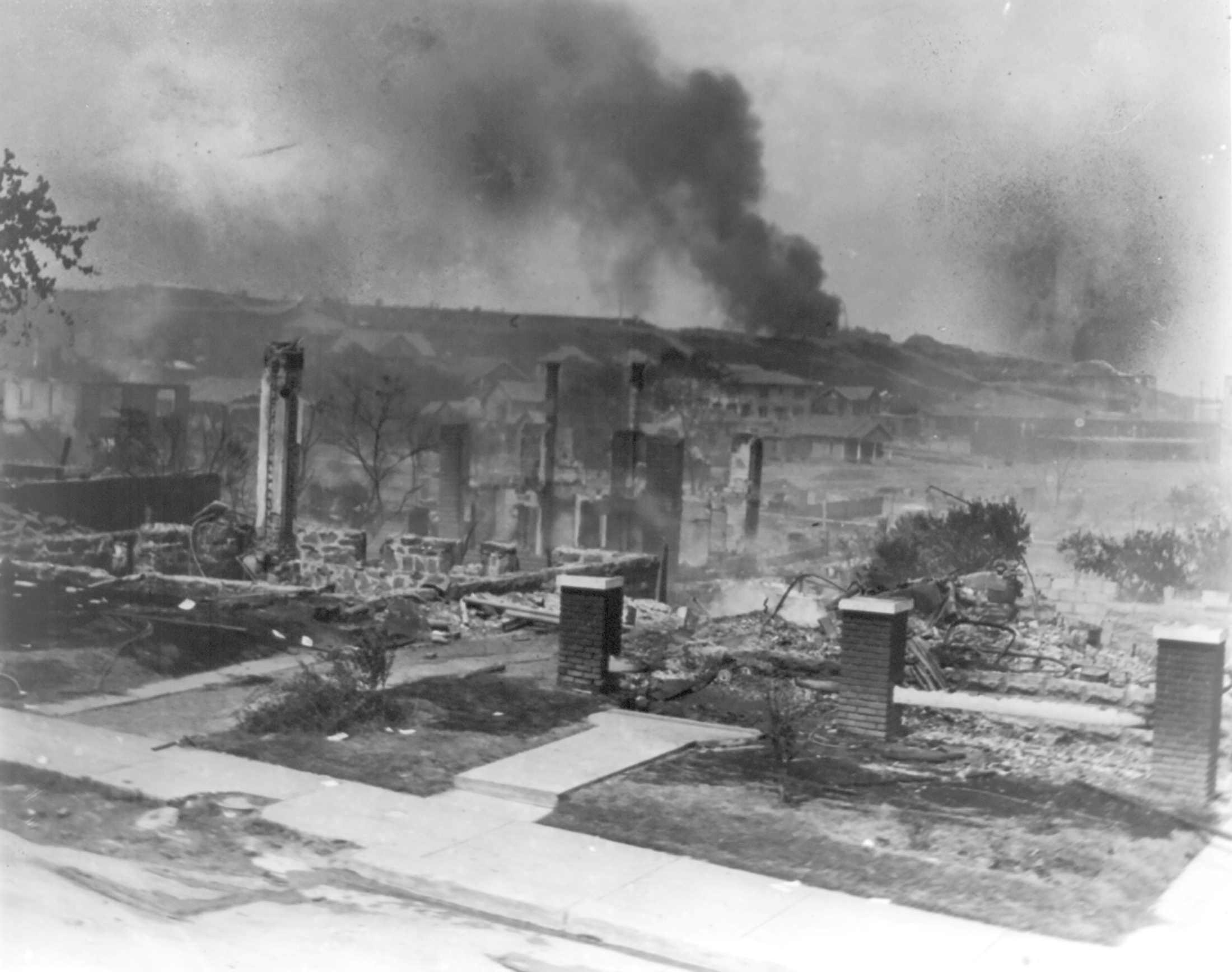 El humo se eleva desde las ruinas de las casas de los afroamericanos de Tulsa (Library of Congress/Handout via REUTERS)