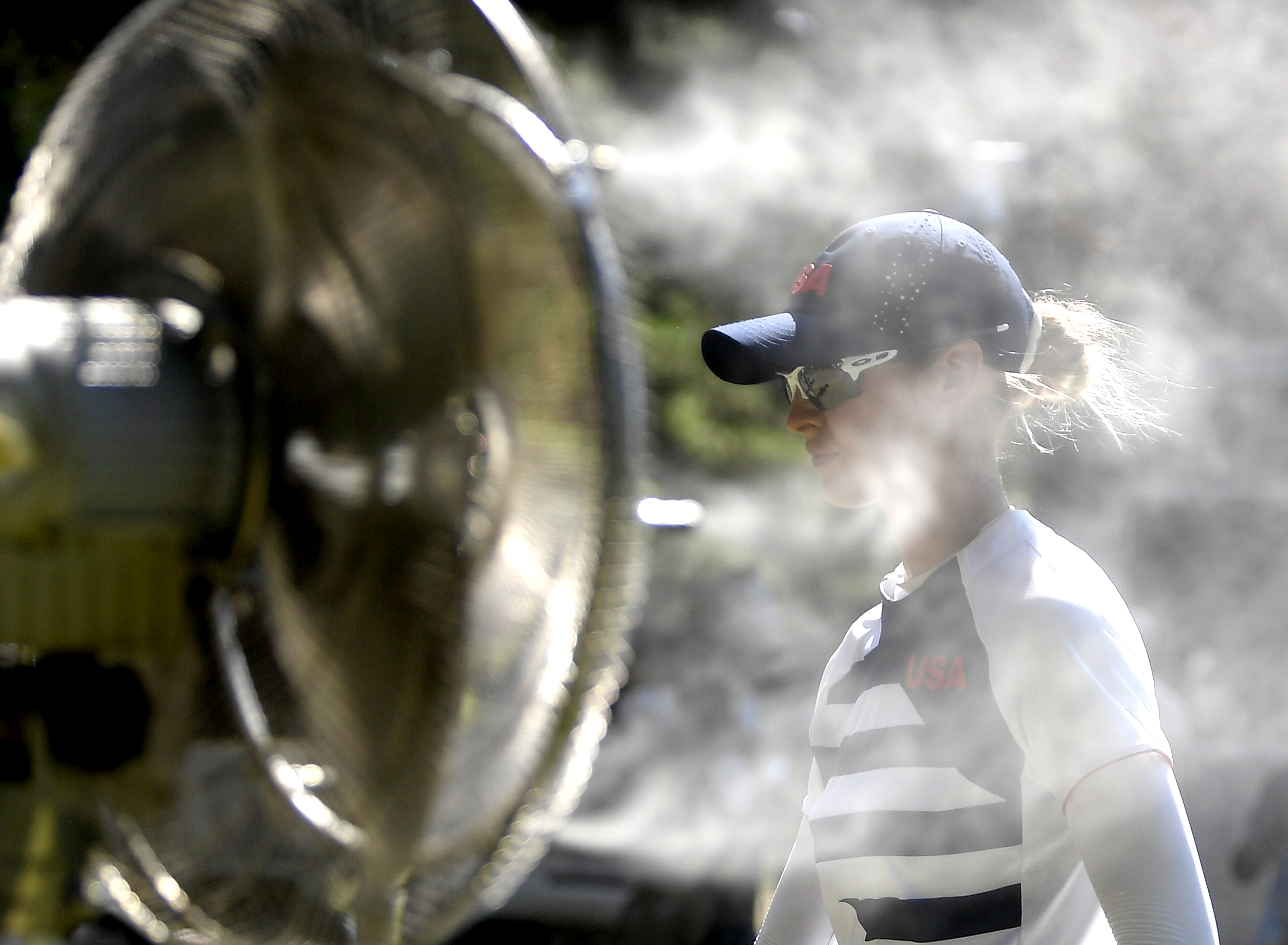 El calor provocó que los ventiladores refrescaran a Nelly Korda de los Estados Unidos en el torneo femenino de golf.