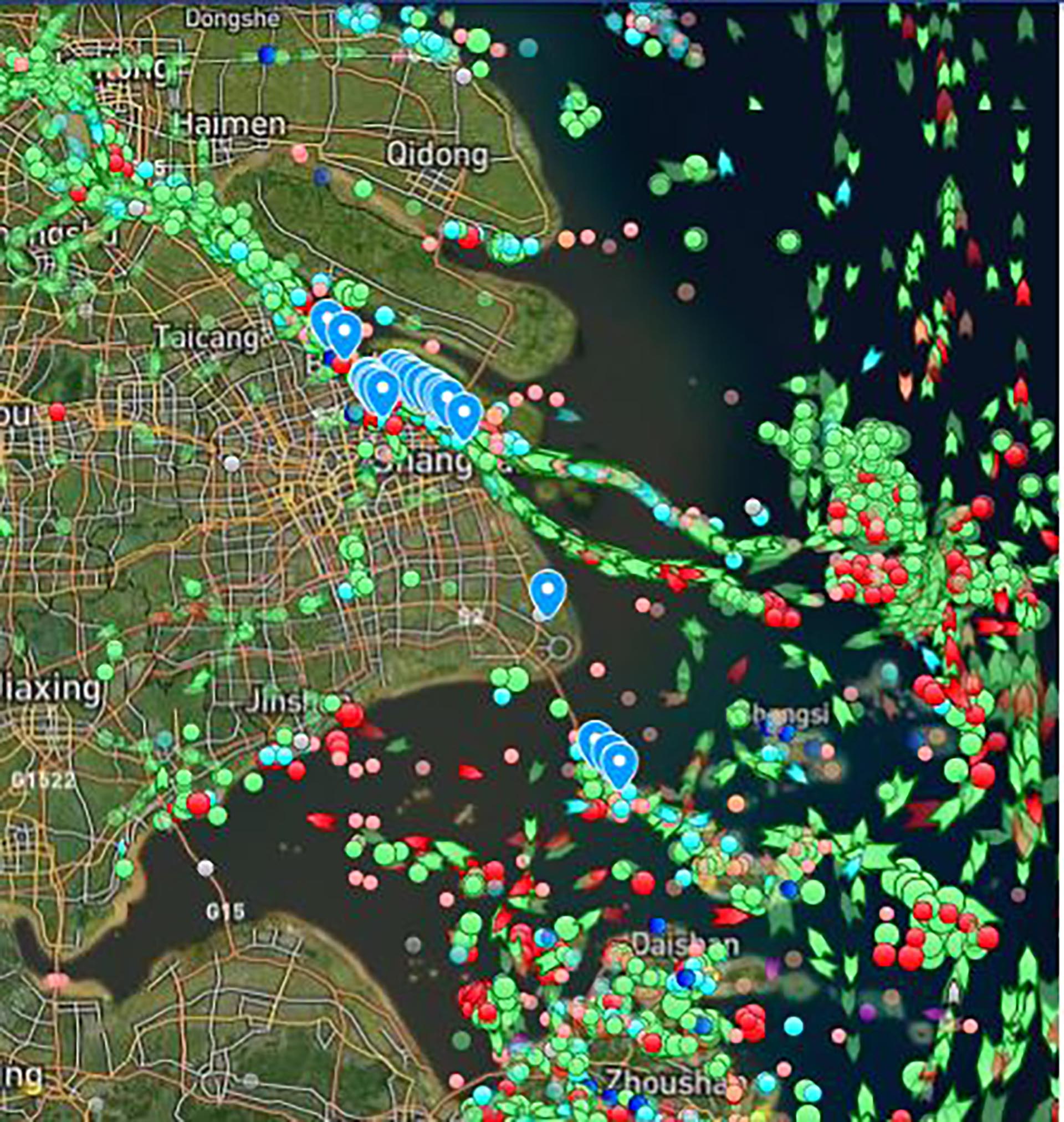 Una representación del sitio Marine Traffic, este jueves, sobre la cantidad de buques en los alrededores del puerto de Shanghai
