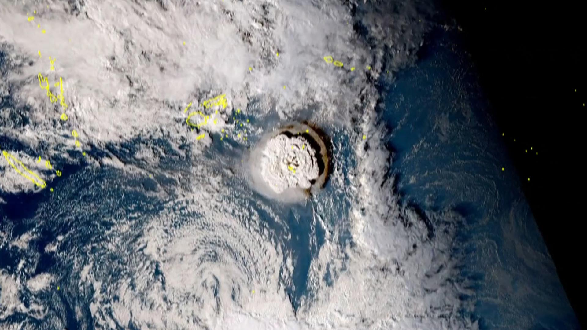La imagen muestra la erupción volcánica que provocó un tsunami en Tonga y que acaba de tocar costas japonesas  (Photo by Handout / NATIONAL INSTITUTE OF INFORMATION AND COMMUNICATIONS (JAPAN) / AFP) 