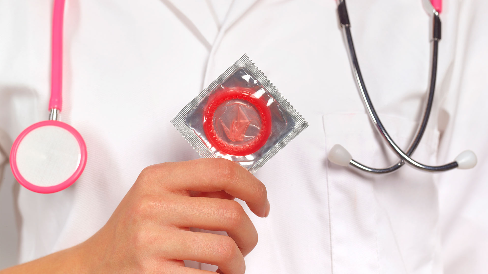 El preservativo previene, además del embarazo, enfermedades de transmisión sexual (Getty)