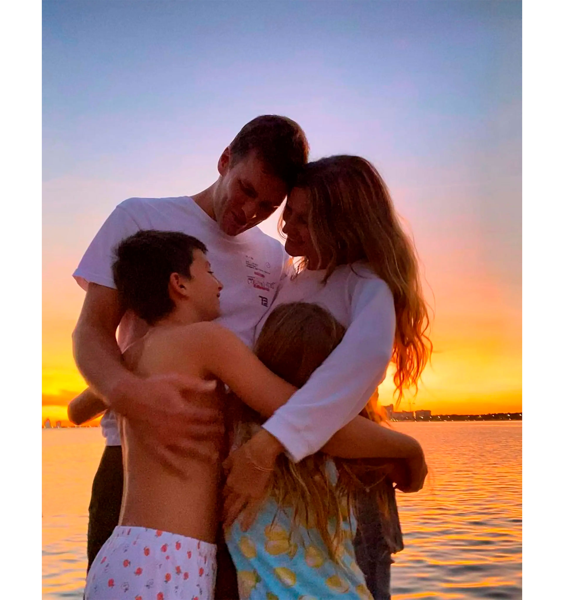 La ahora ex pareja con sus hijos 