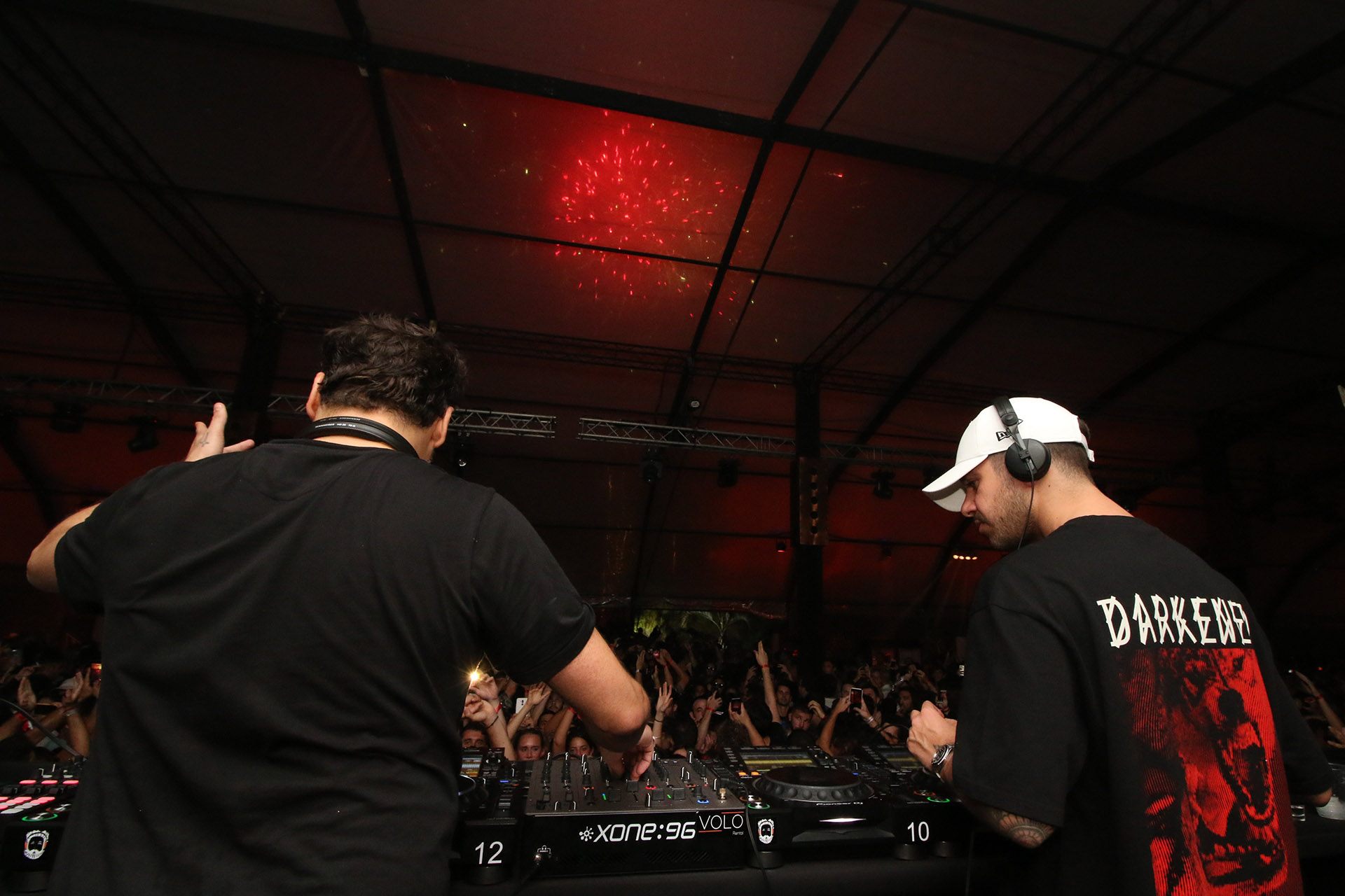 El dúo de DJs Tale of us es conocido por su sonido techno emocional y melódico.