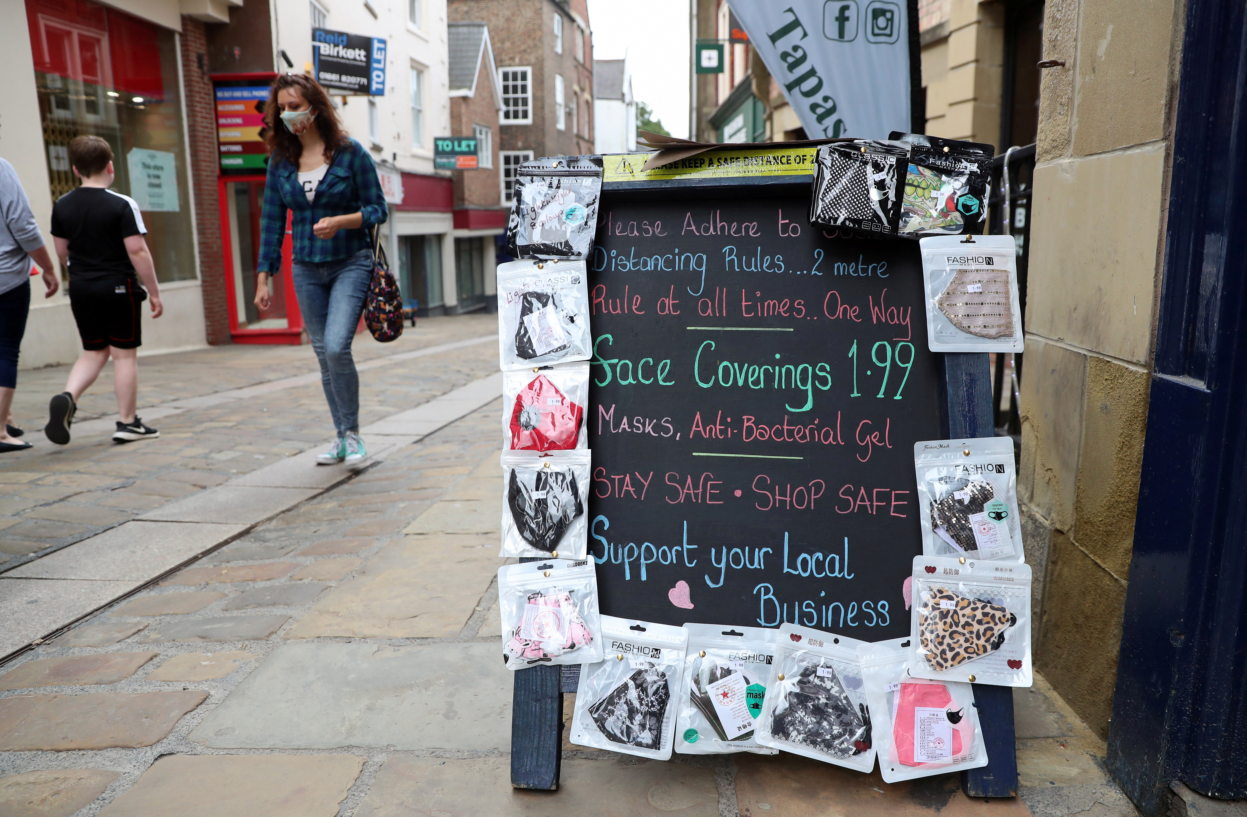 Las mascarillas de protección se exhiben fuera de una tienda en Durham, Gran Bretaña, el 24 de julio de 2020 (REUTERS/Lee Smith)