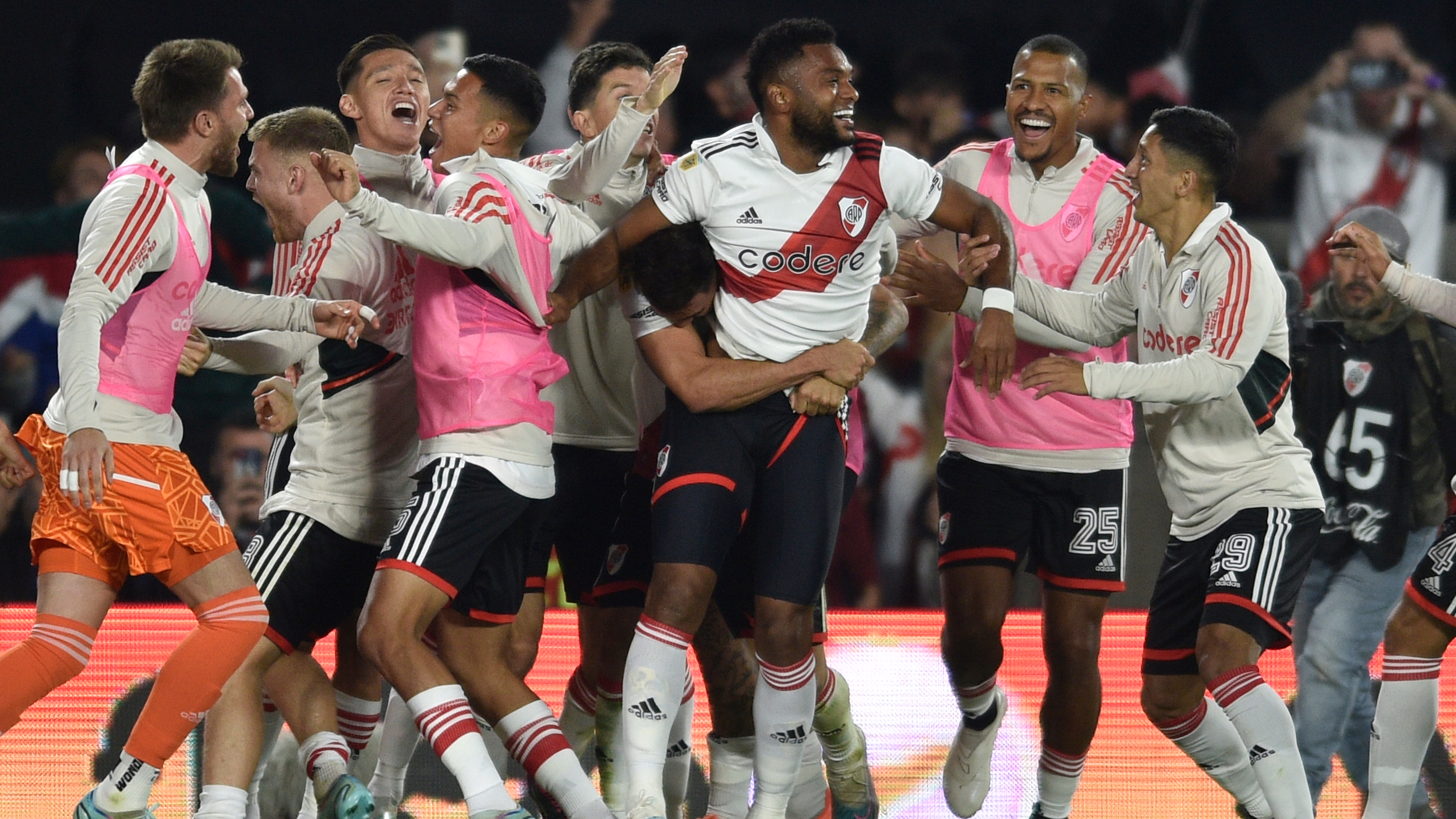 Miguel Borja (centro izquierda) festeja tras anotar el gol de River Plate en la victoria 1-0 ante Boca Juniors en la liga argentina, el domingo 7 de mayo de 2023. (AP Foto/Gustavo Garello)