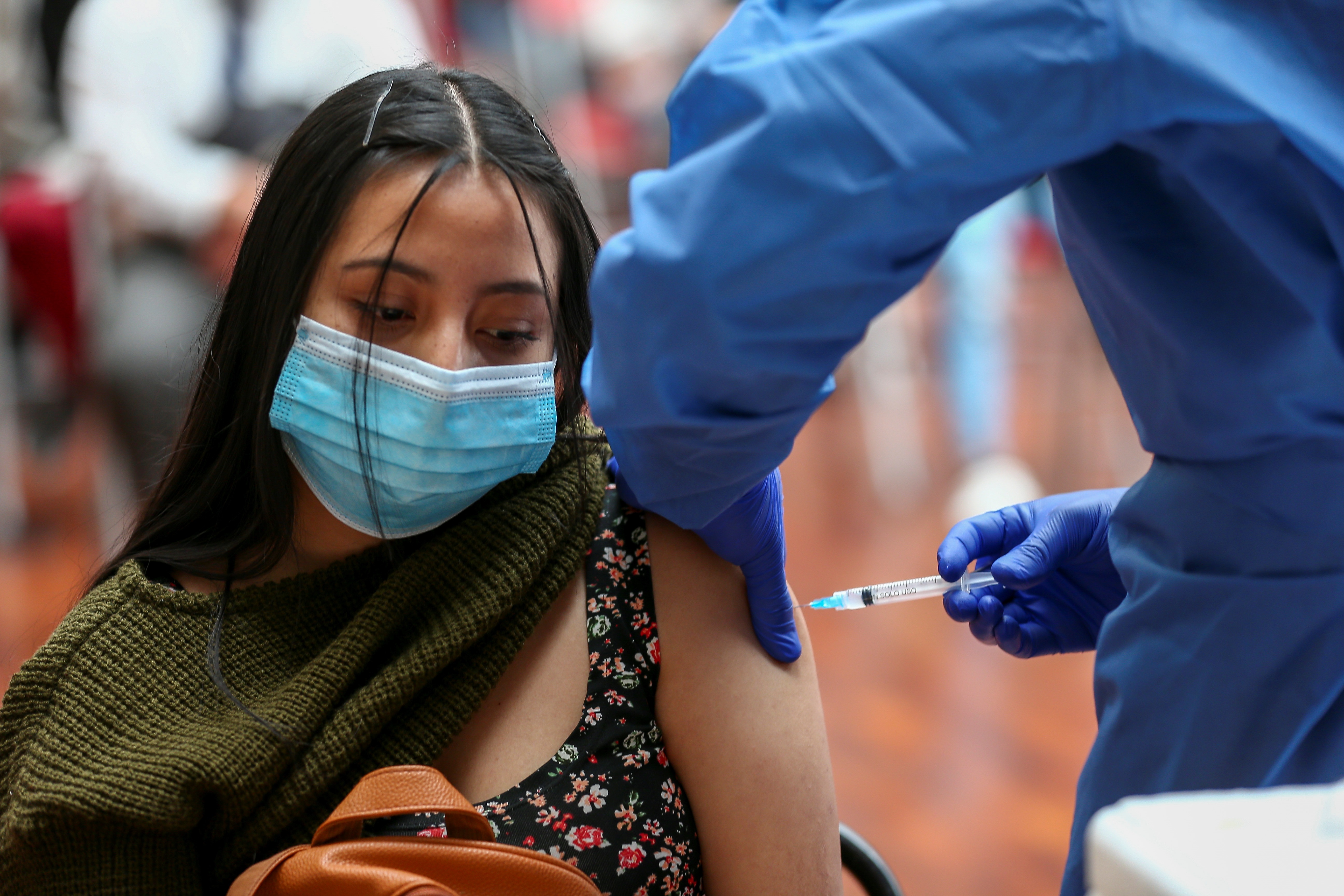 Fotografía de archivo en la que se registró a una joven al ser vacunada contra la covid-19, en Quito (EFE/José Jácome) 
