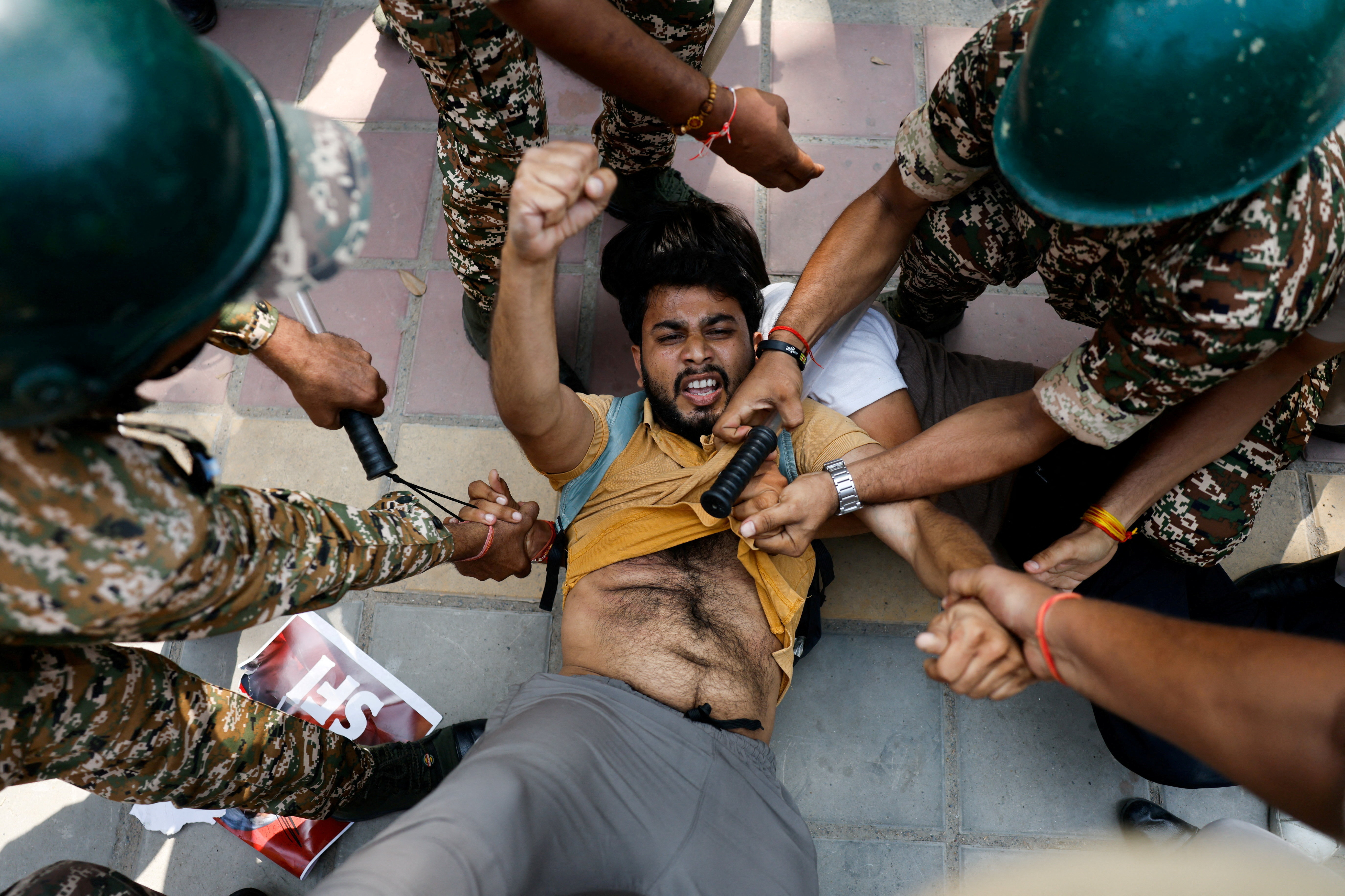 Varios heridos y más de mil detenidos en una nueva marcha de las "cucarachas" en la India  