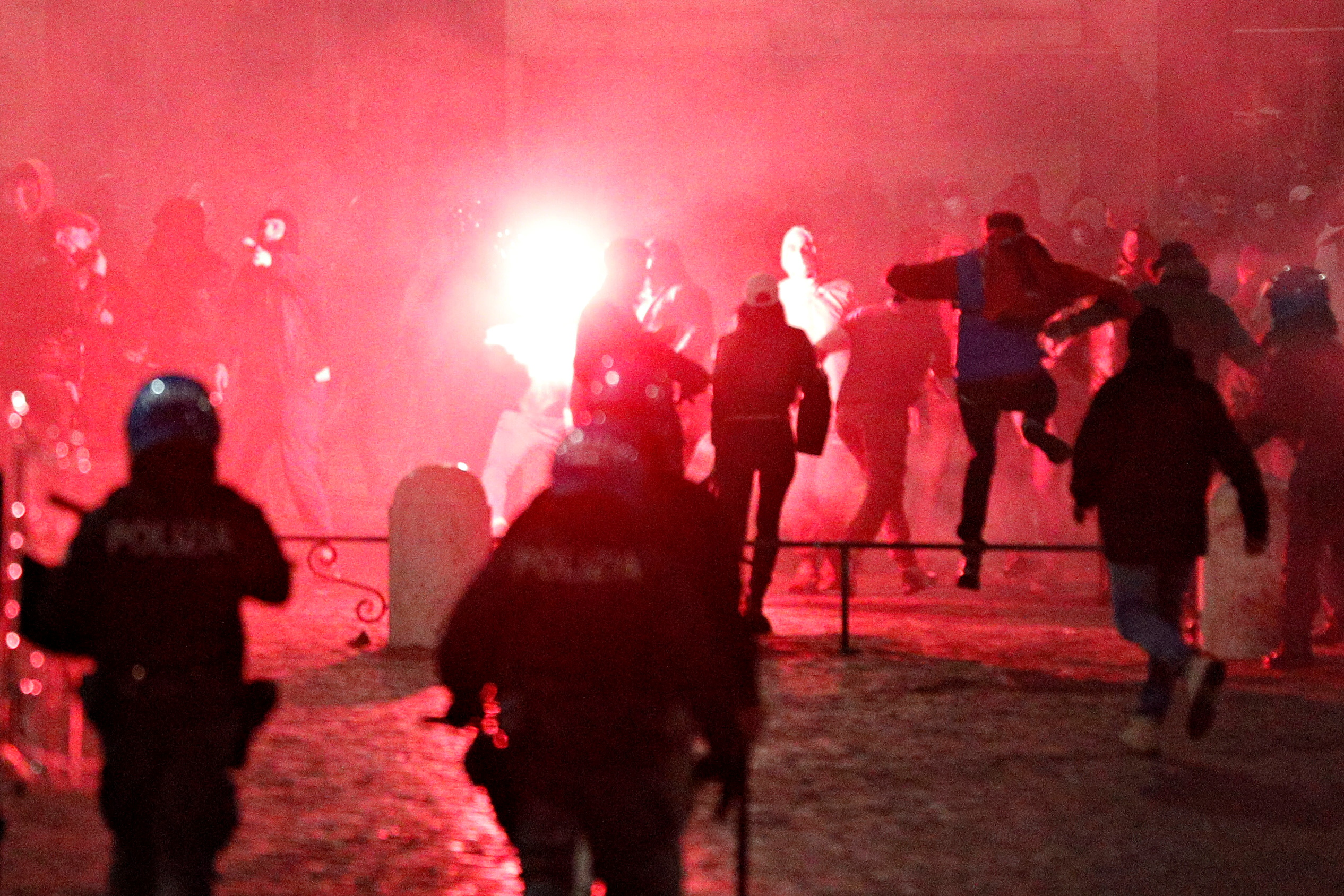 En varias ciudades de Italia se produjeron violentos enfrentamientos entre los manifestantes y la policía (REUTERS/Guglielmo Mangiapane)