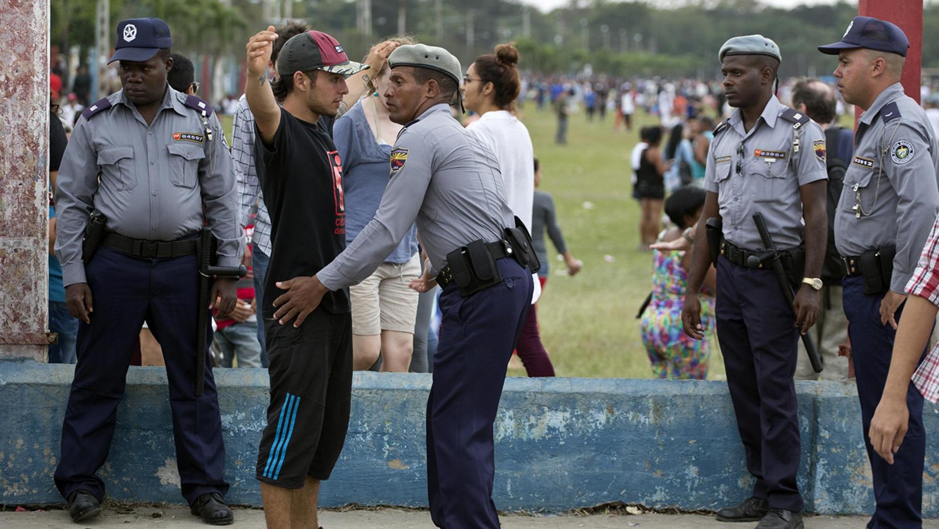 La policía registra a un ciudadano cubano (Foto: AP)