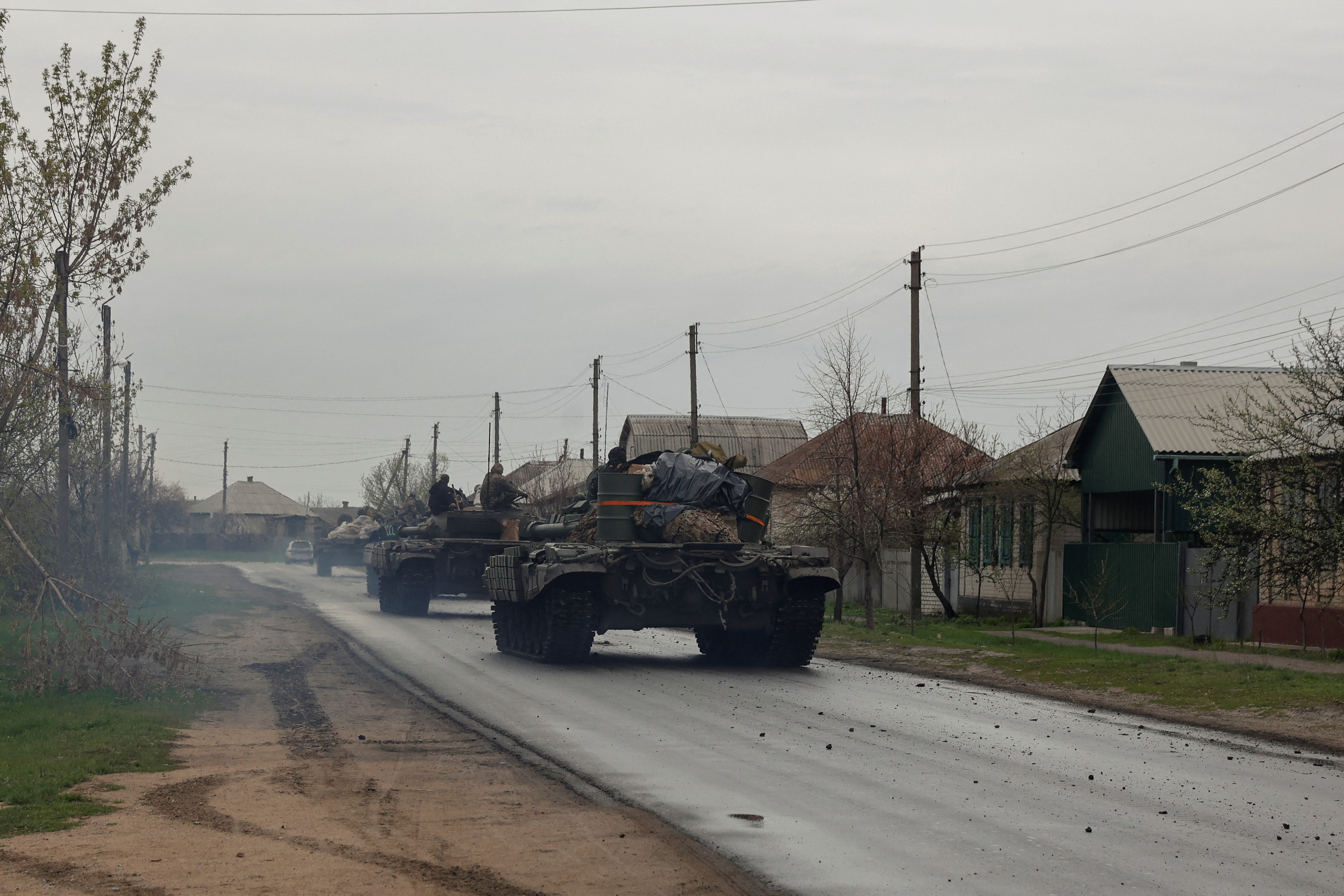 Tanques de las Fuerzas Armadas de Ucrania recorren una calle de un pueblo en la región de Donetsk (REUTERS/Serhii Nuzhnenko)