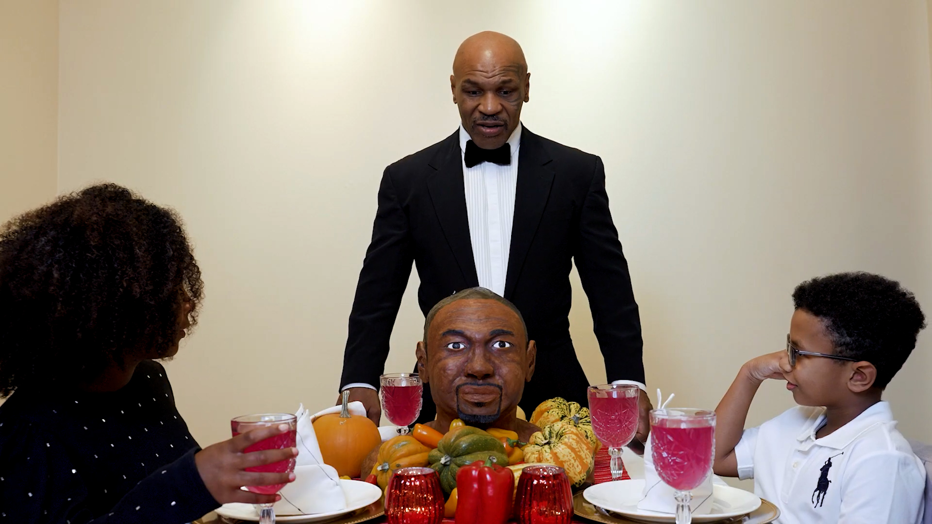 Mike Tyson promocionó su regreso al boxeo con un desagradable spot en el que se come la cabeza de su rival