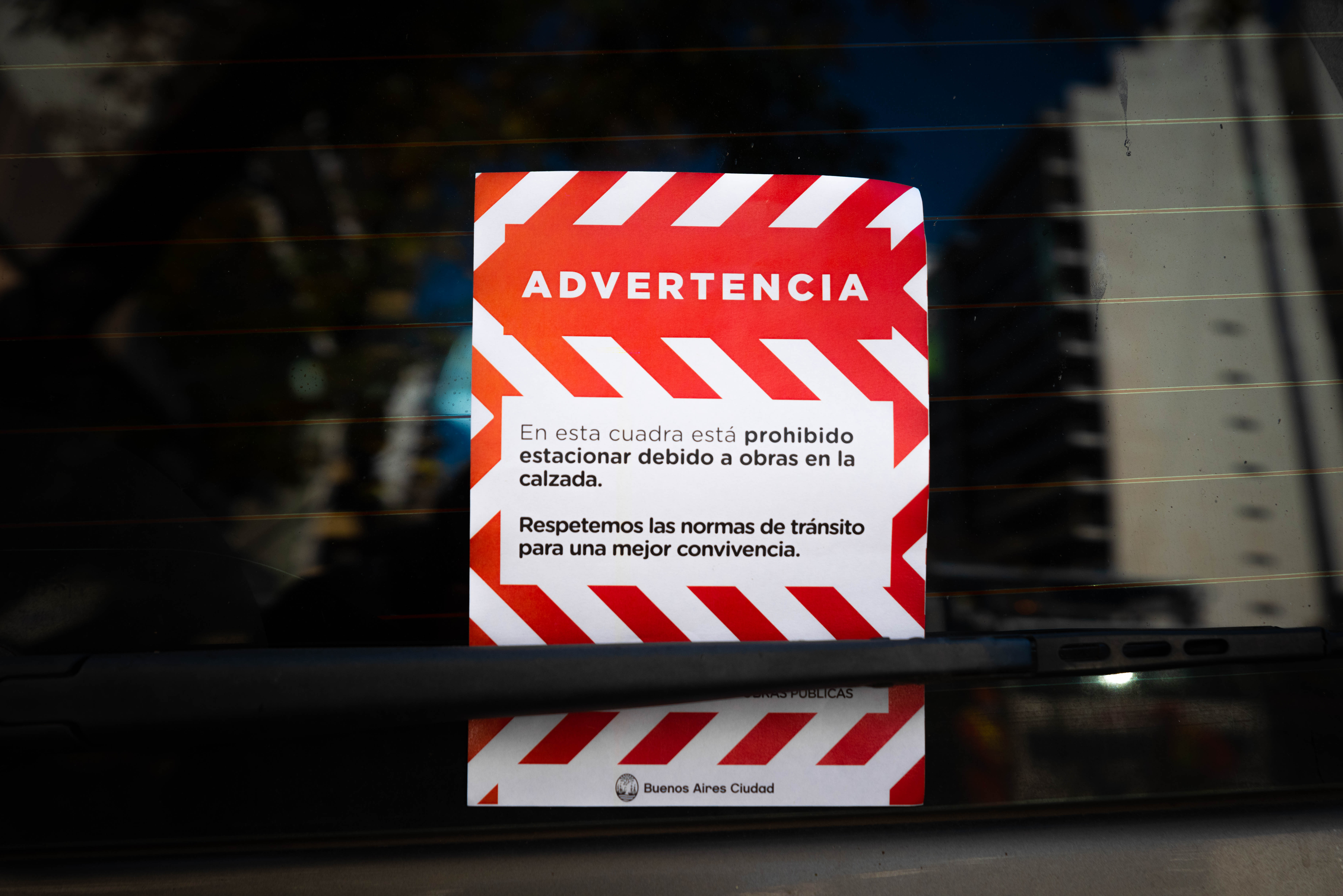 En las ampliaciones de veredas en ejes comerciales no se podrá estacionar en forma adyacente a la intervención, pero se garantizará la utilización de las cocheras , de manera similar a lo que sucede en las calles con ciclovías
