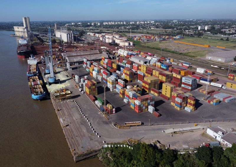 Barcos y contenedores en el puerto de Rosario, a orillas del río Paraná.