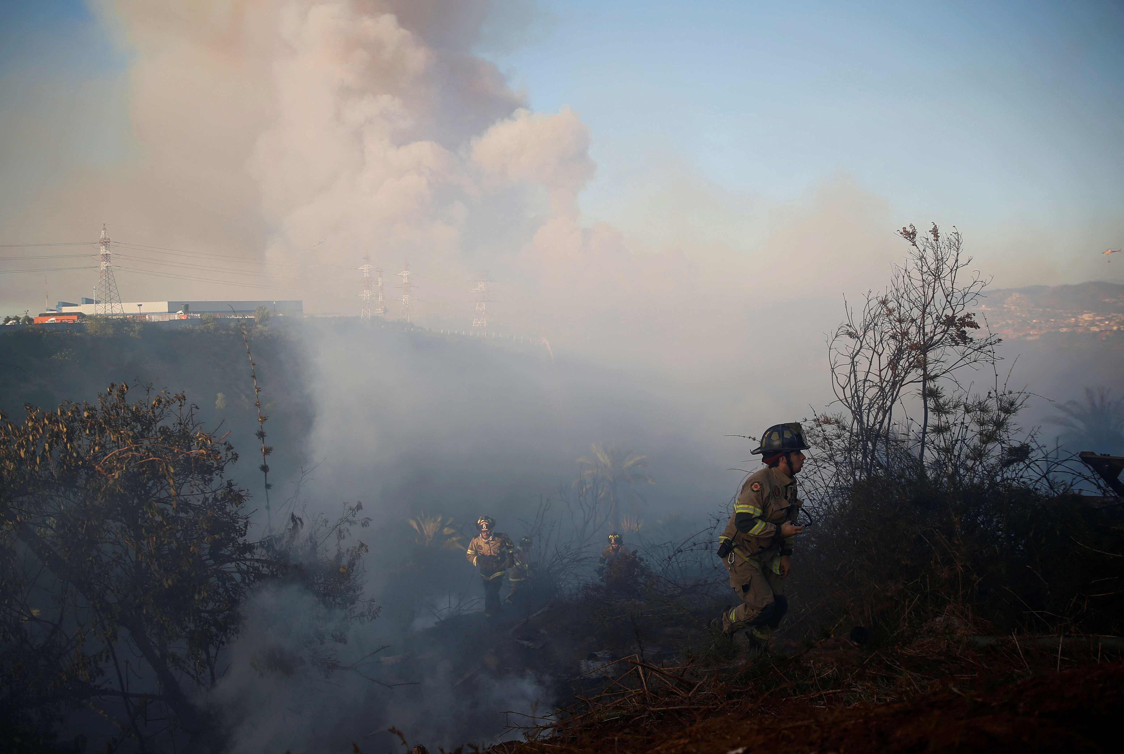 Los bomberos informaron que ya son 800 los hombres y mujeres emplazados en la contención del incendio (REUTERS/Rodrigo Garrido)