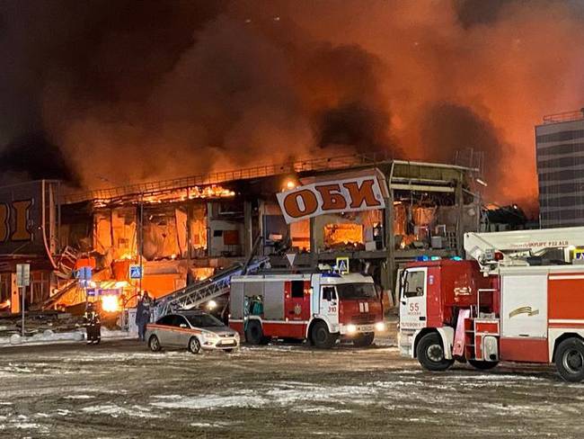 Un muerto y daños materiales incalculables dejó un voraz incendio en un centro comercial de Rusia