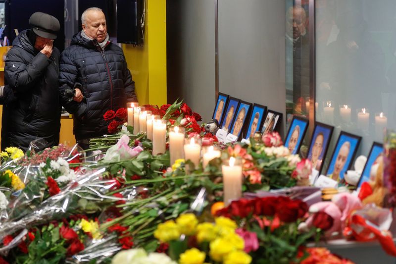 Familiares de los miembros de la tripulación del avión Boeing 737-800 de Ukraine International Airlines que se accidentó en Irán, lloran en un monumento conmemorativo en el aeropuerto internacional de Boryspil en las afueras de Kiev. REUTERS/Valentyn Ogirenko